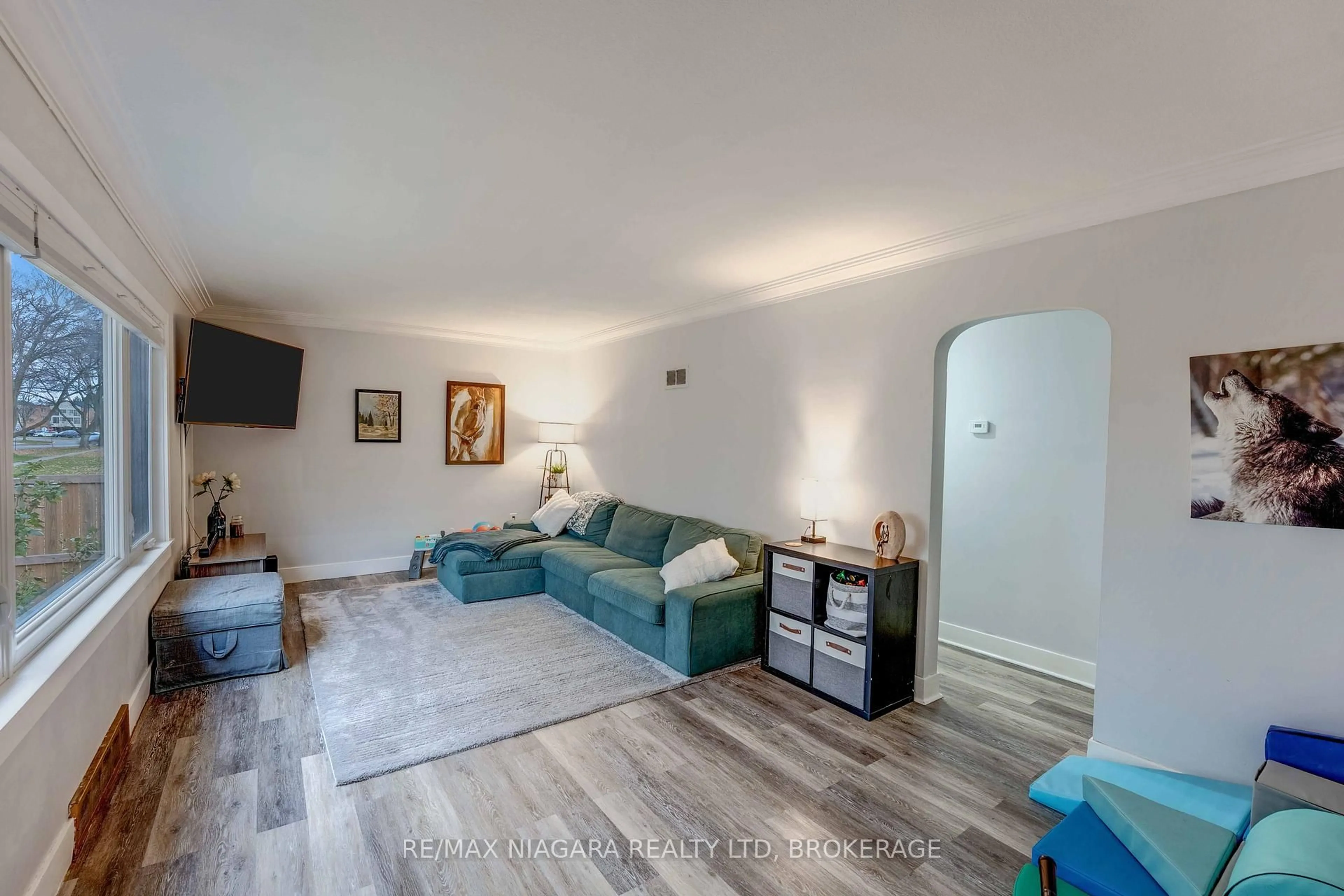 Living room with furniture, unknown for 40 Maplewood Dr, St. Catharines Ontario L2M 3P1