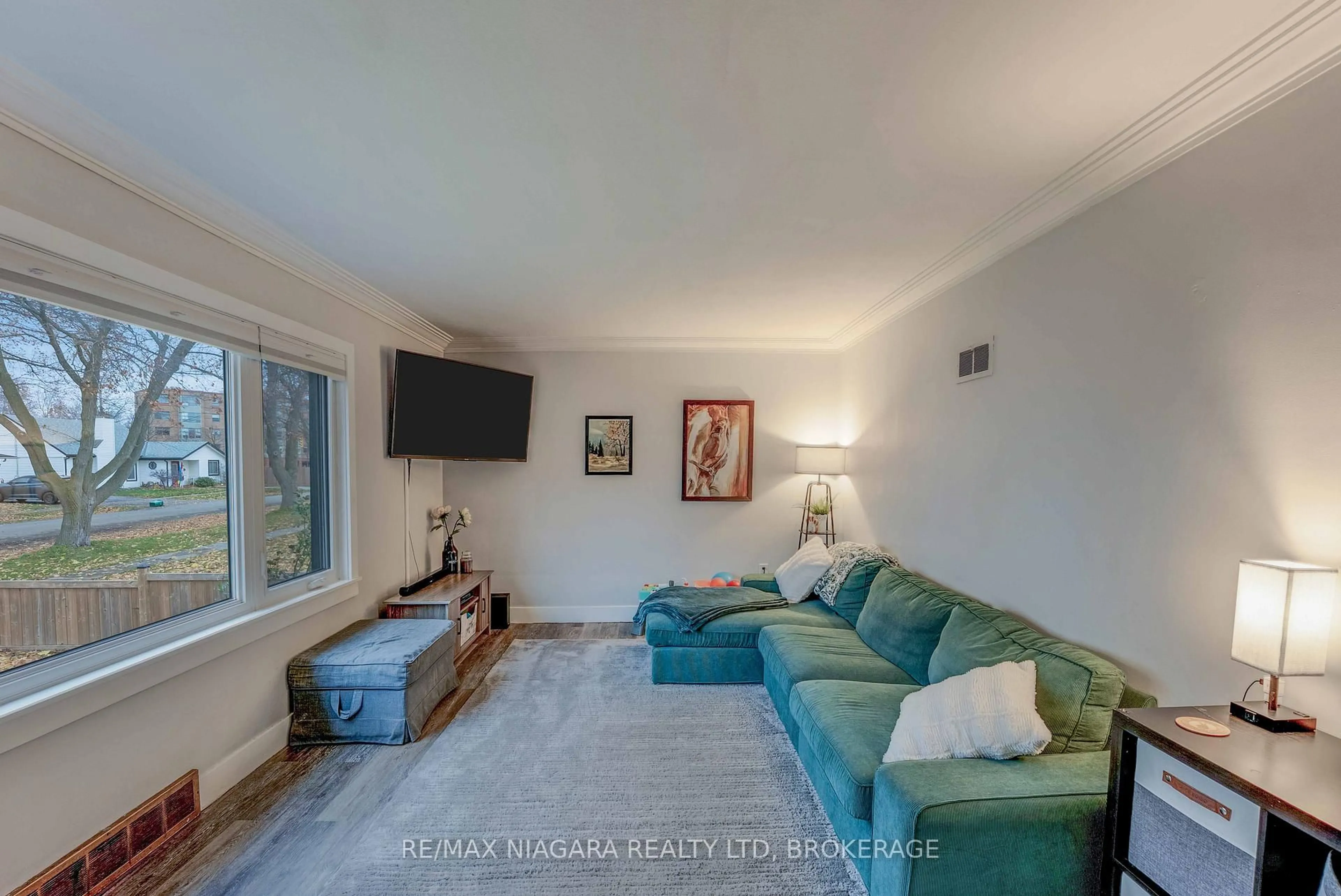 Living room with furniture, unknown for 40 Maplewood Dr, St. Catharines Ontario L2M 3P1