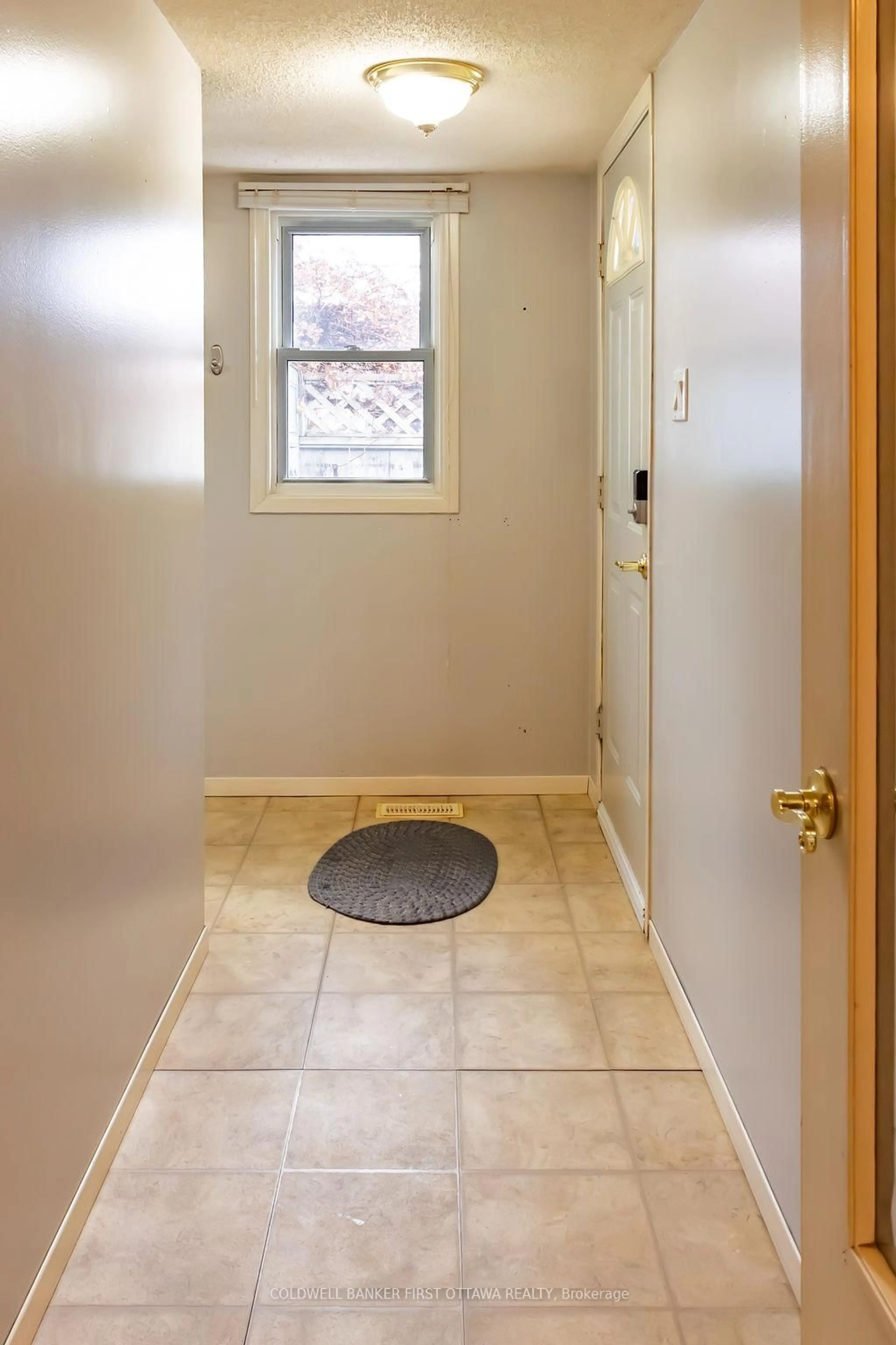 Indoor entryway for 57 Benlea Dr, Ottawa Ontario K2G 4A3