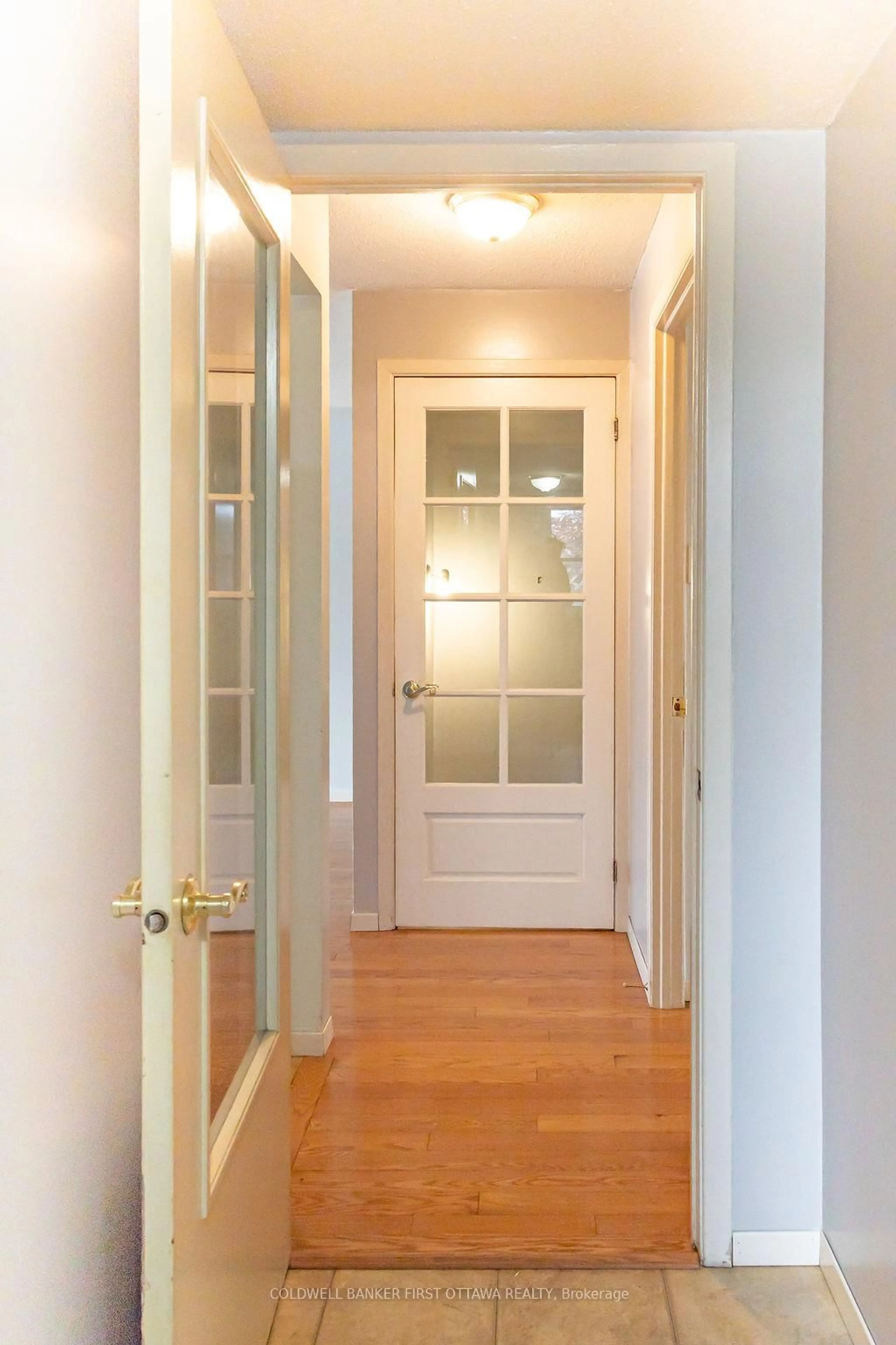 Indoor entryway for 57 Benlea Dr, Ottawa Ontario K2G 4A3