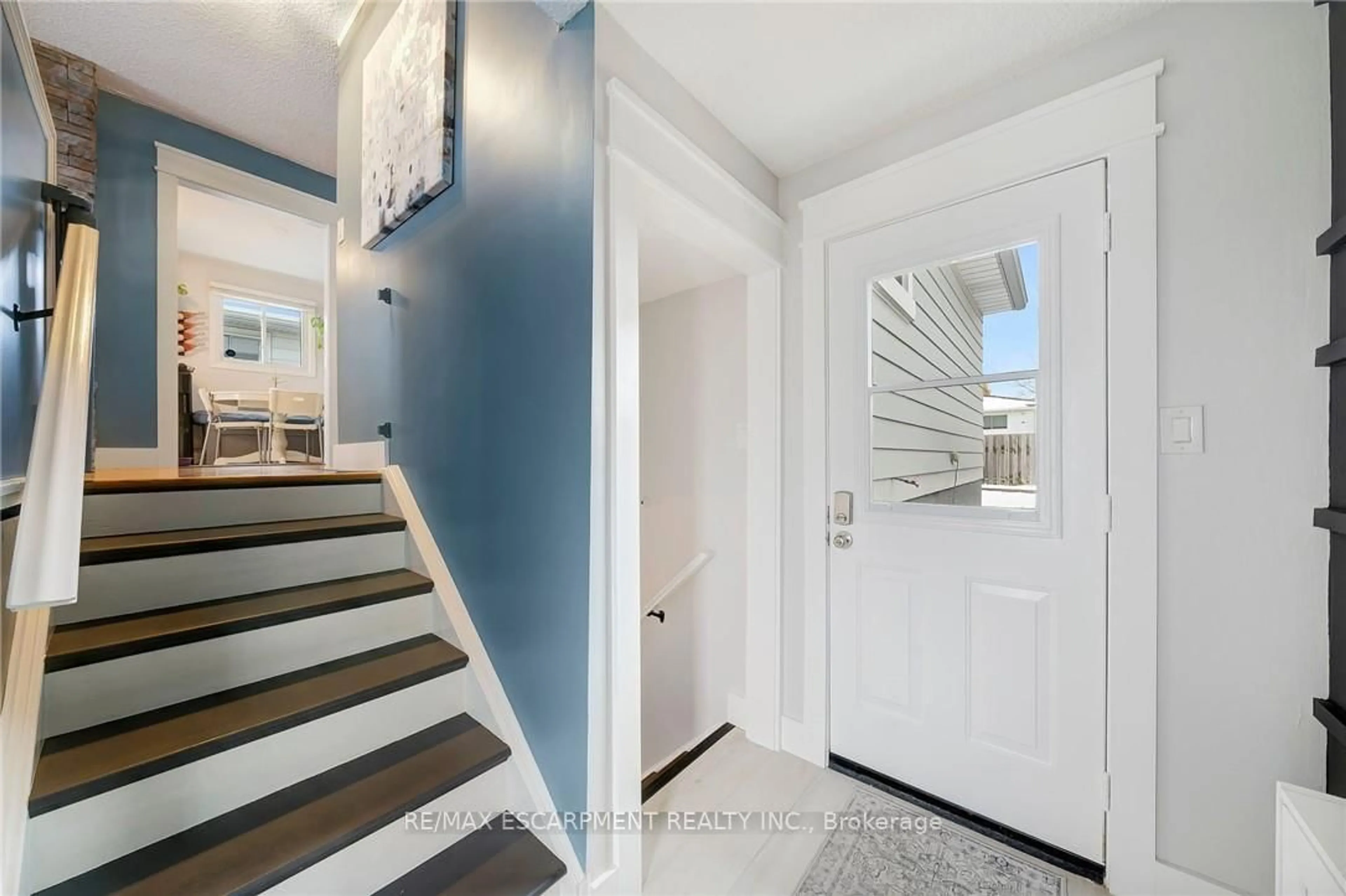 Indoor entryway for 31 Raleigh St, Hamilton Ontario L8W 1H4