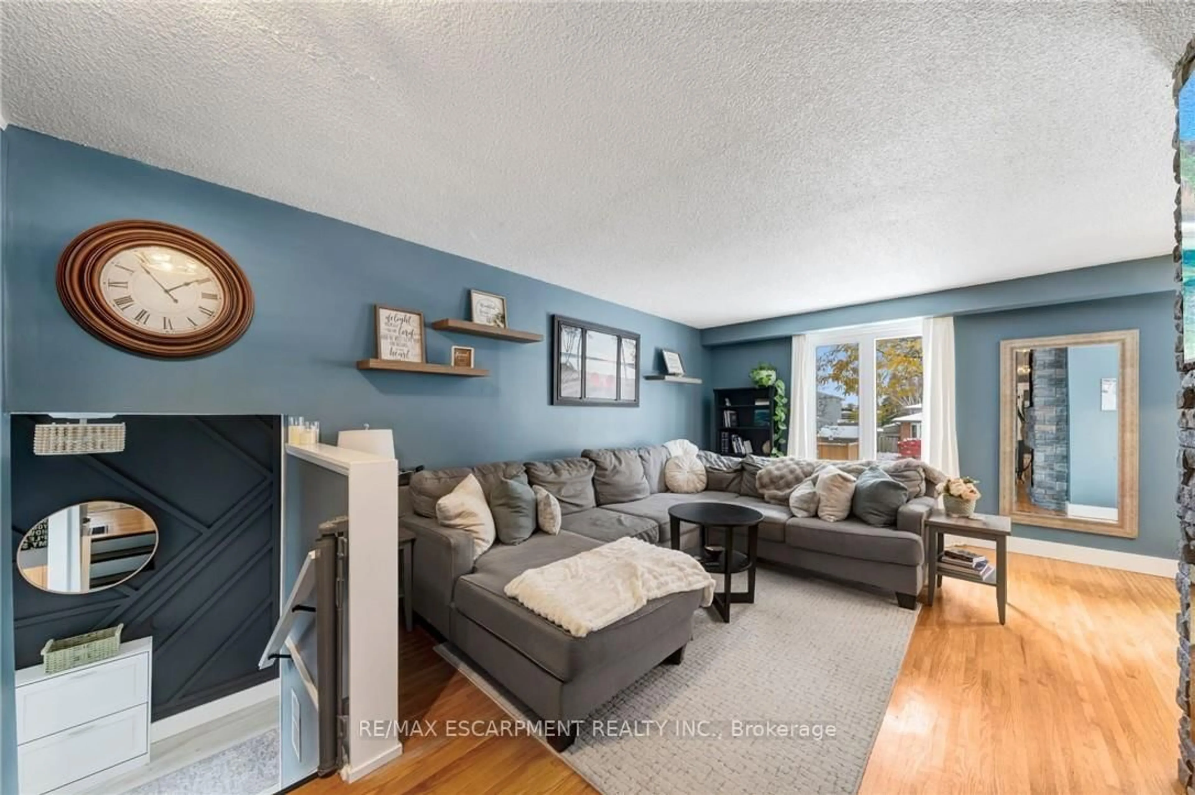 Living room with furniture, unknown for 31 Raleigh St, Hamilton Ontario L8W 1H4