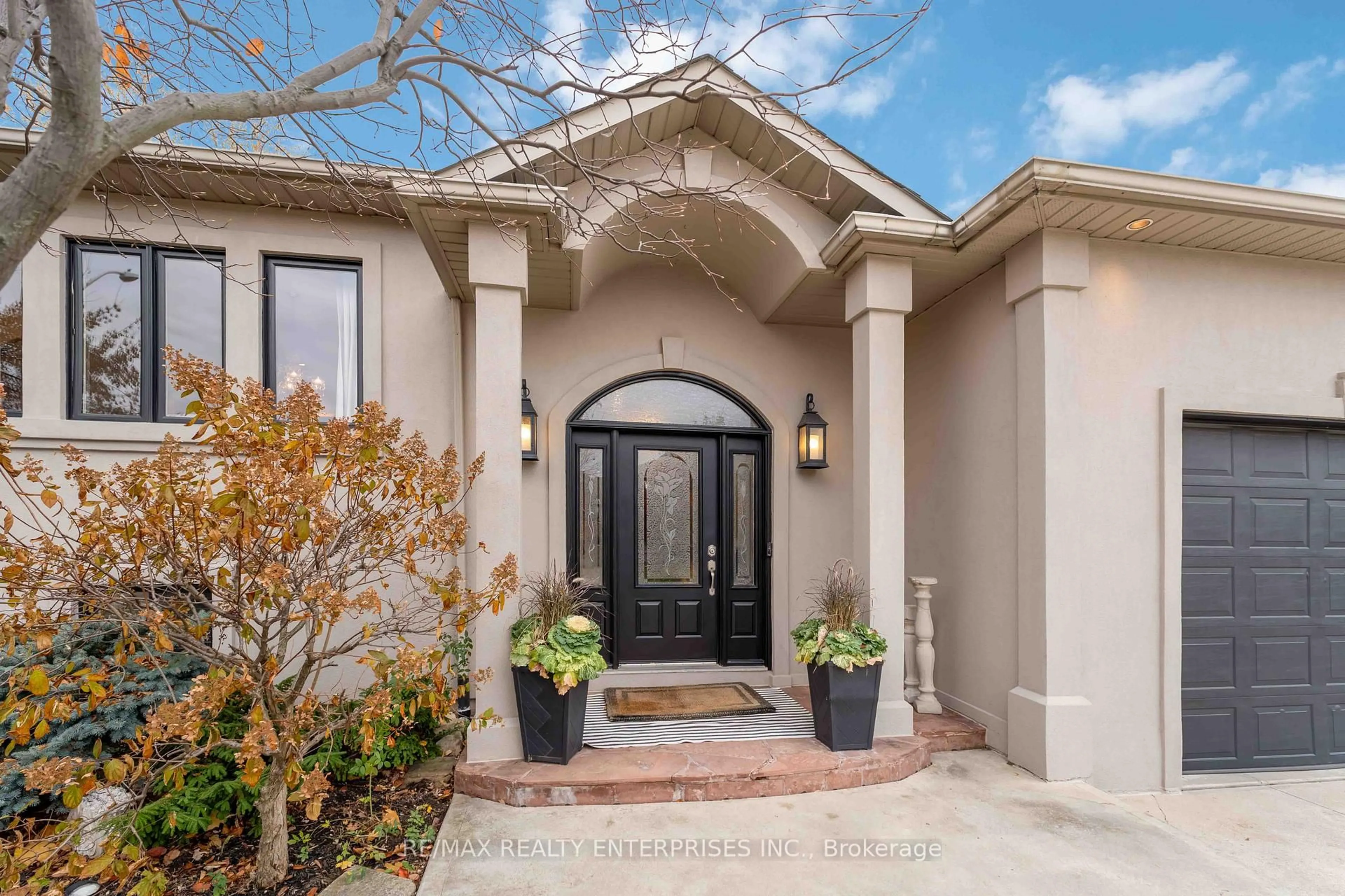 Indoor entryway for 59 Creanona Blvd, Hamilton Ontario L8E 5T2