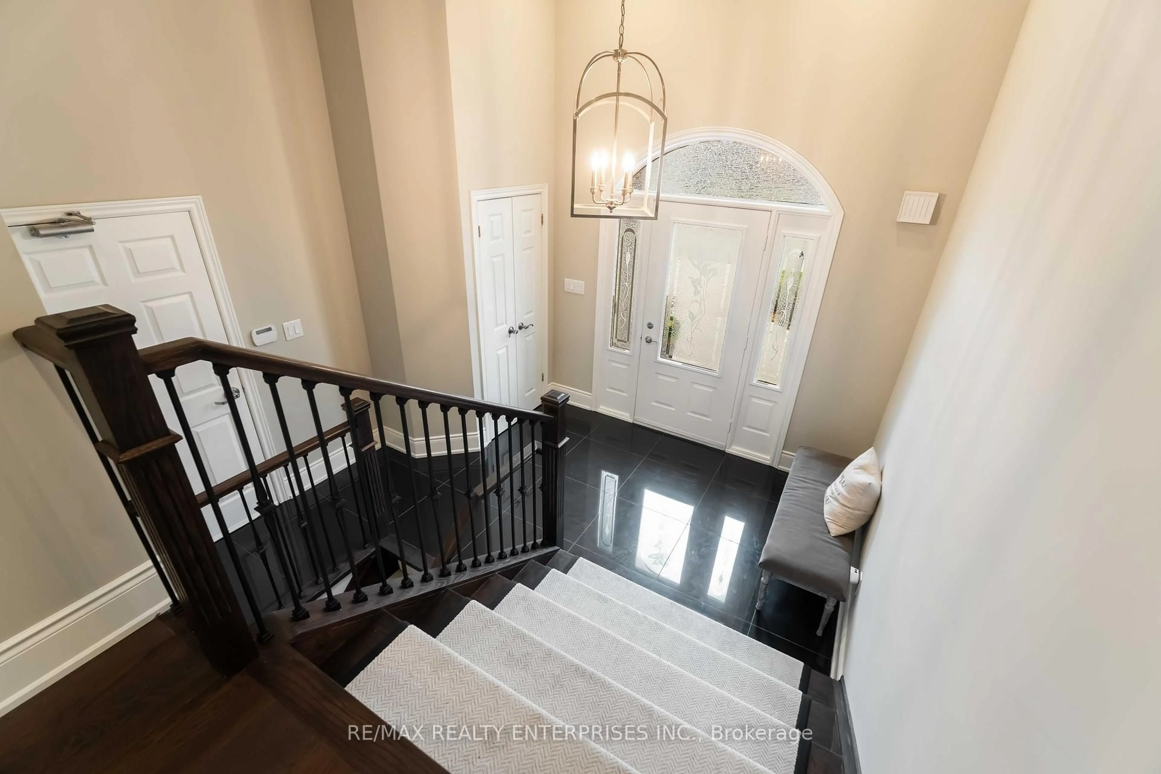 Indoor foyer for 59 Creanona Blvd, Hamilton Ontario L8E 5T2