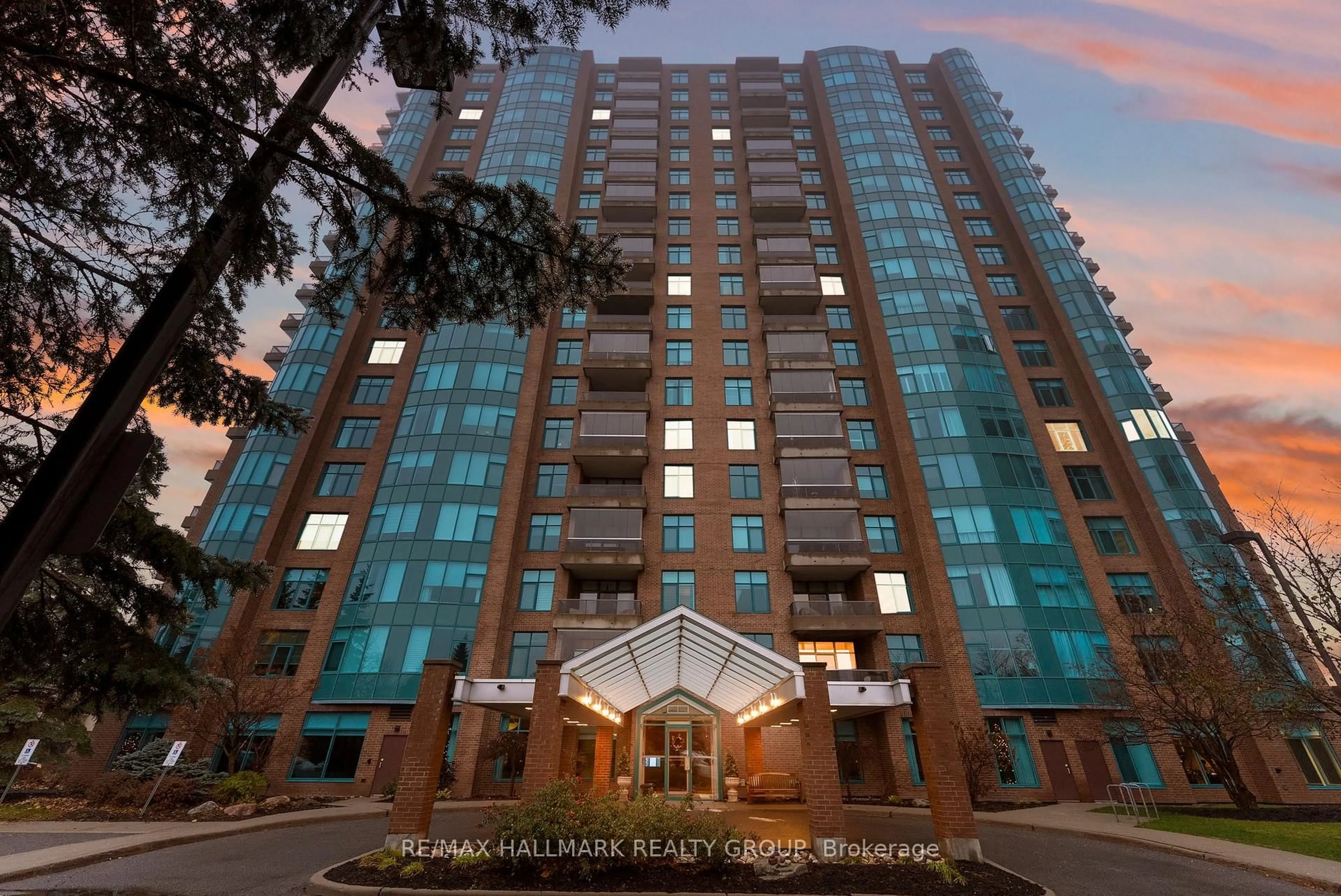 Indoor foyer for 3590 Rivergate Way #305, Ottawa Ontario K1V 1V6