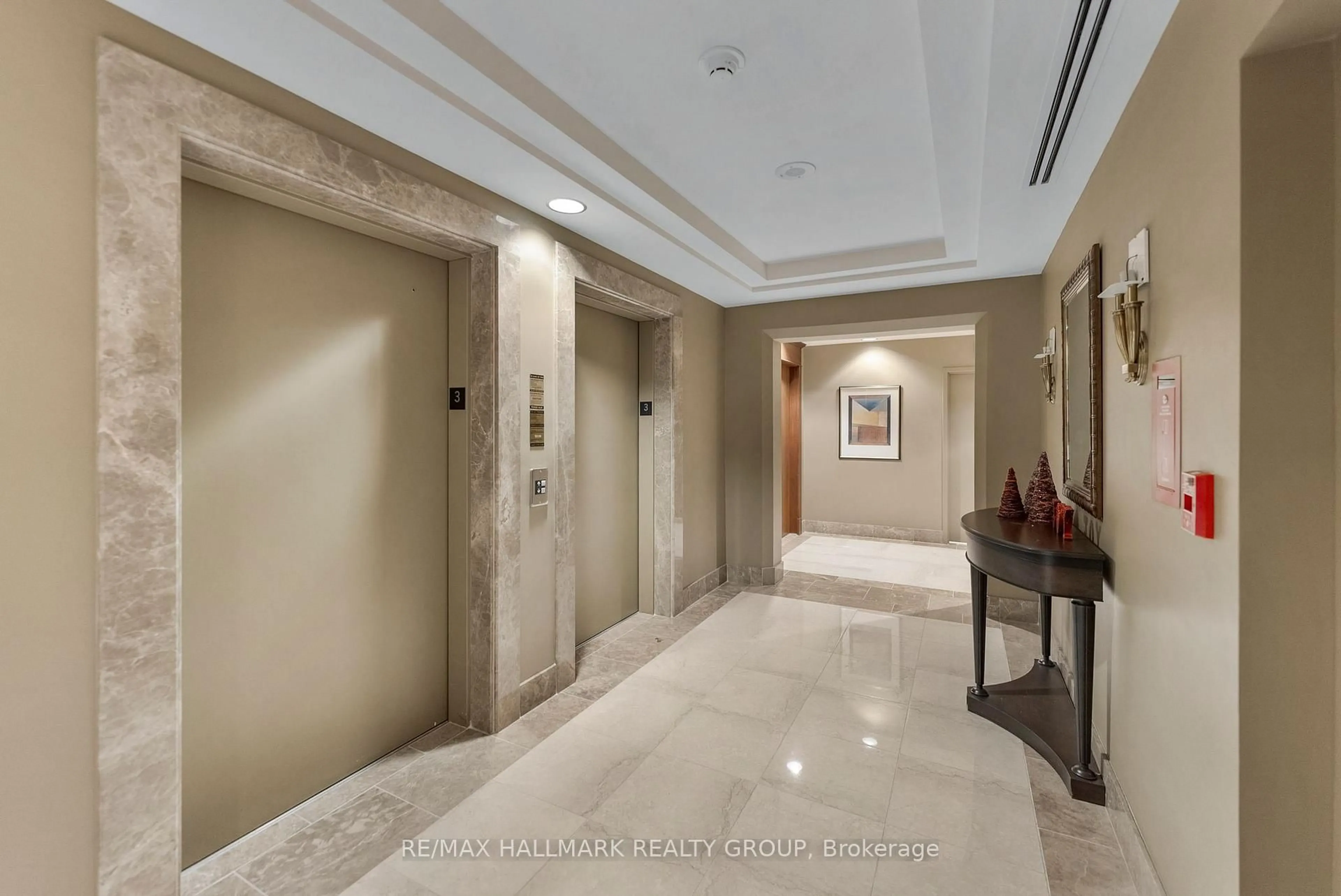 Indoor foyer for 3590 Rivergate Way #305, Ottawa Ontario K1V 1V6