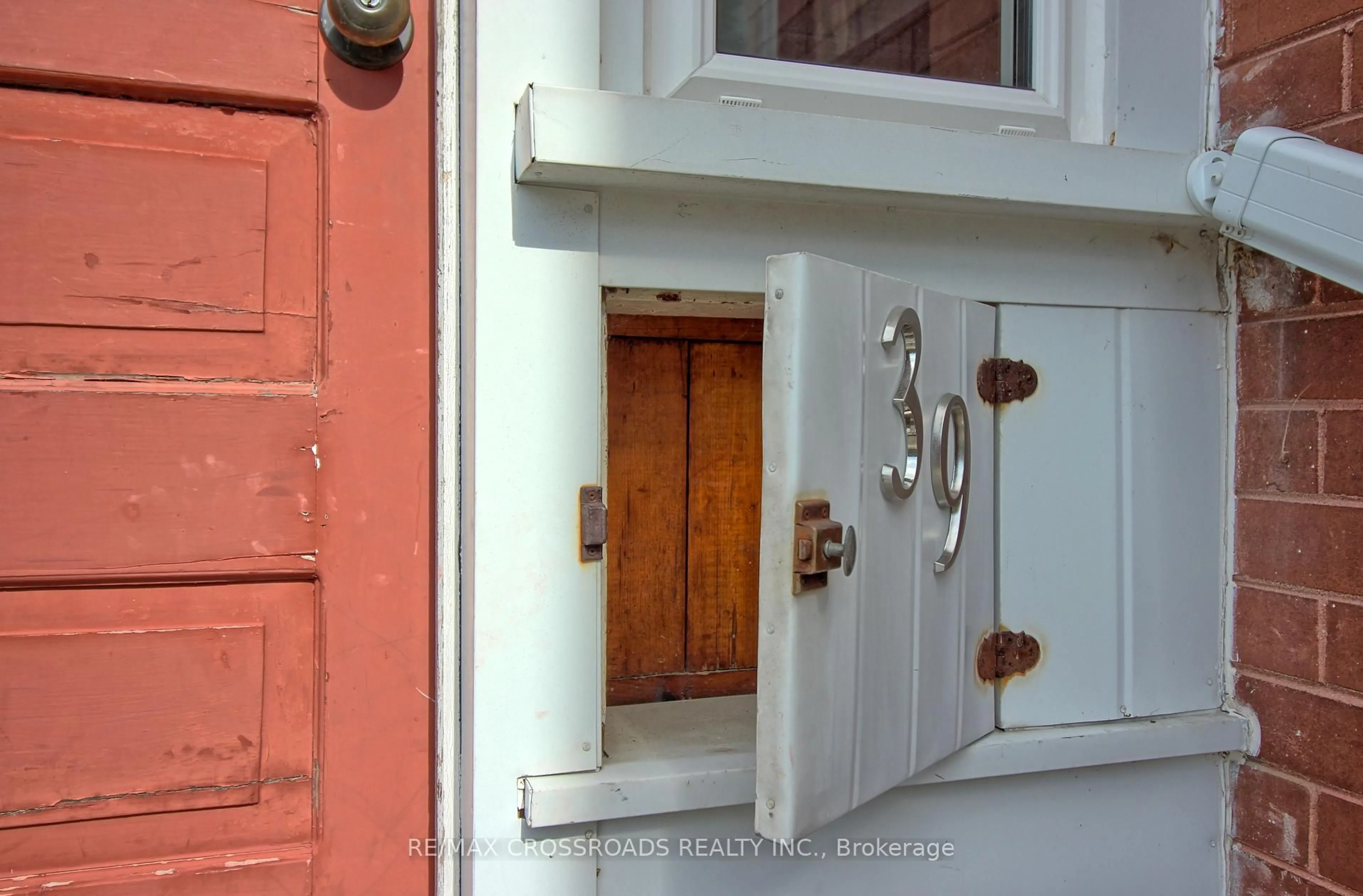 Indoor entryway for 39 Young St, Woolwich Ontario N0B 2N0