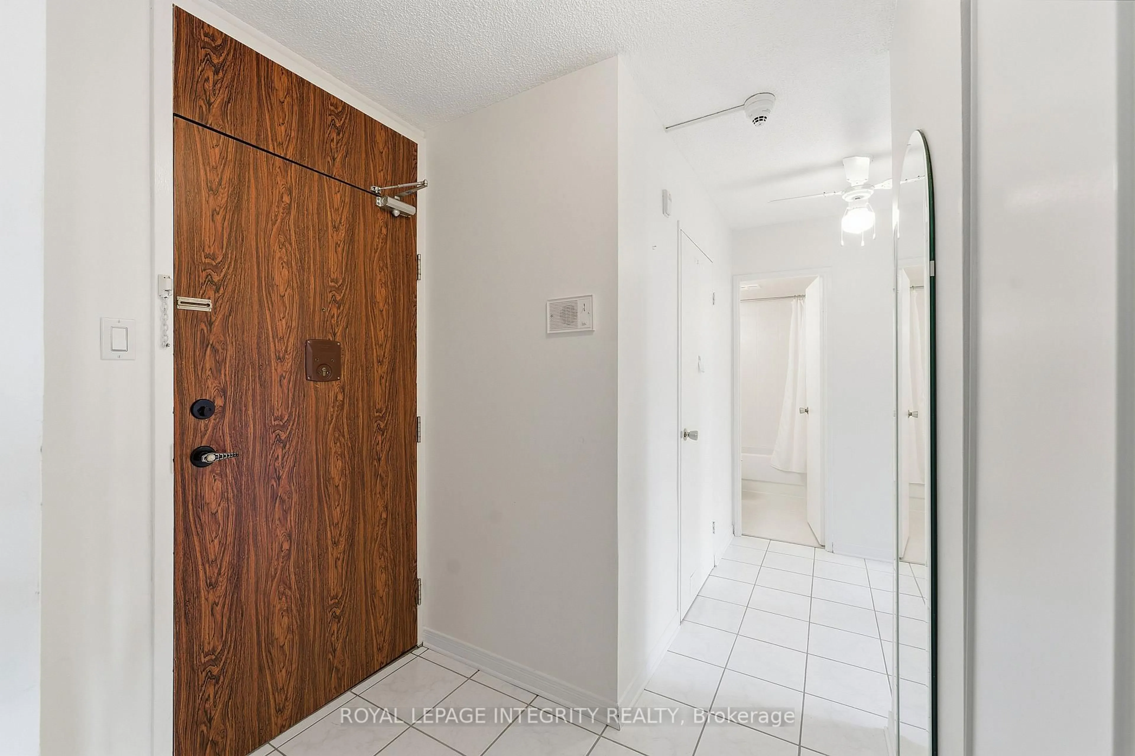 Indoor foyer for 2000 Jasmine Cres #401, Ottawa Ontario K1J 8K4