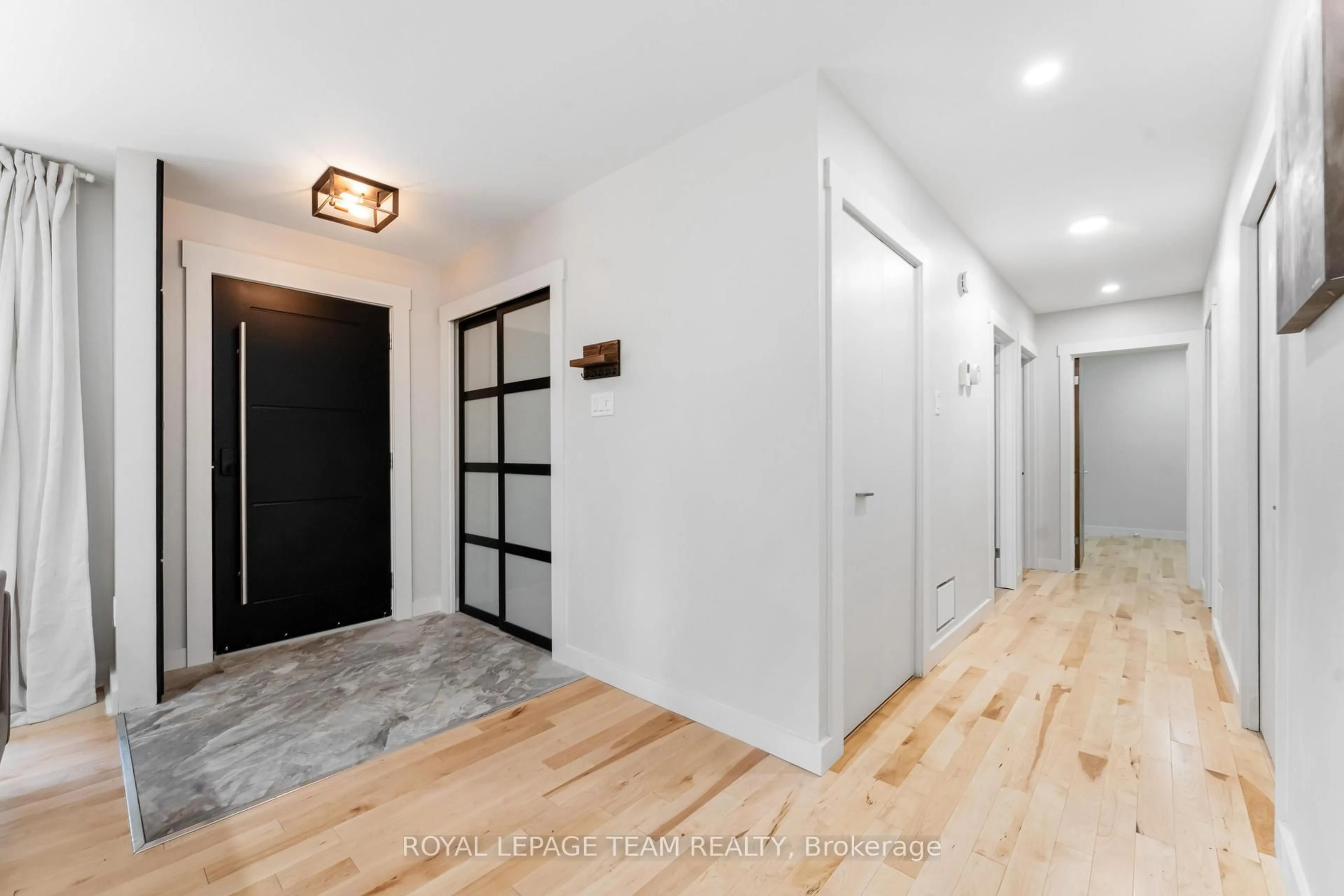 Indoor entryway for 15 Leacock Dr, Ottawa Ontario K2K 1R6