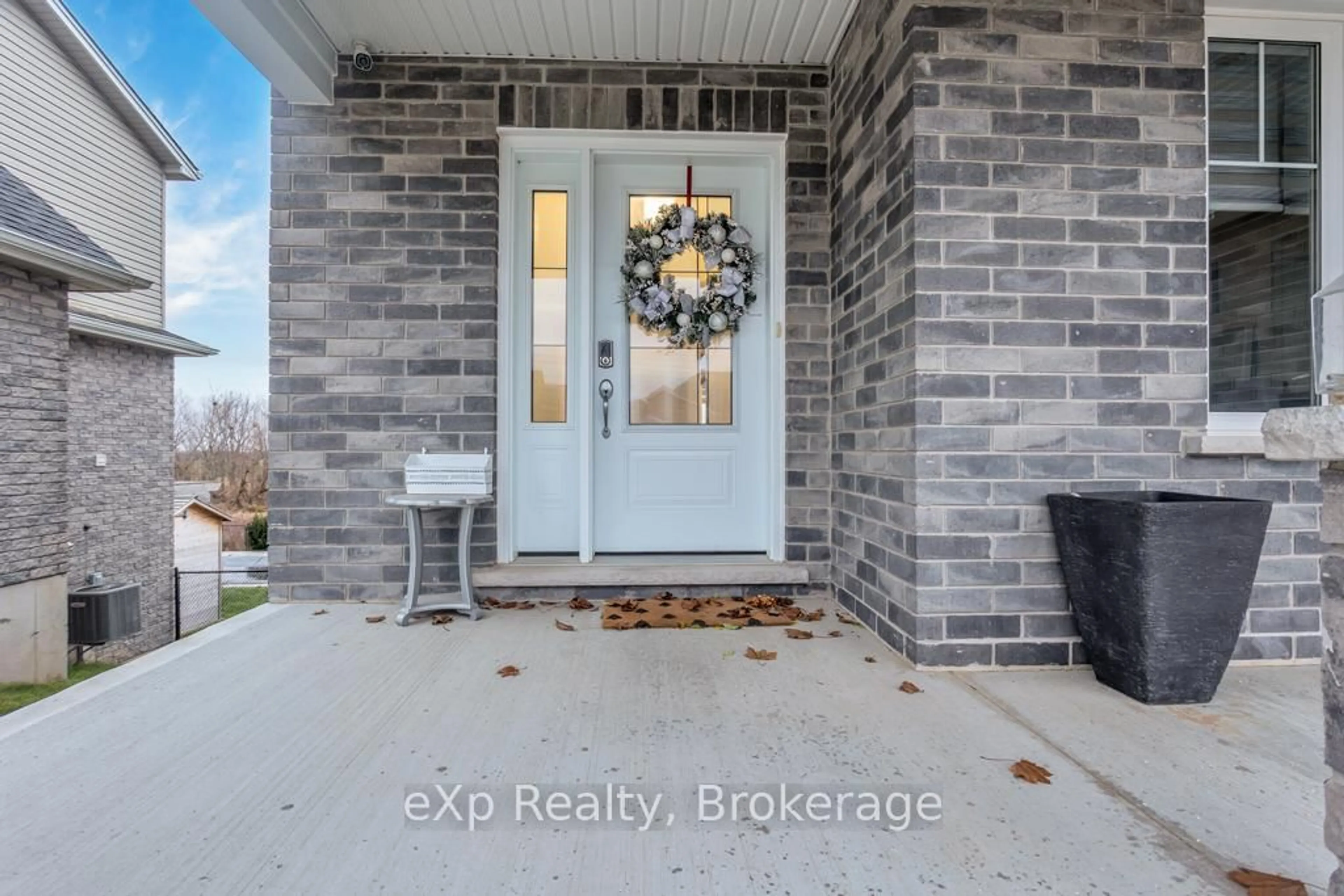 Indoor entryway for 3 Morning Glory Dr, Tillsonburg Ontario N4G 5S8