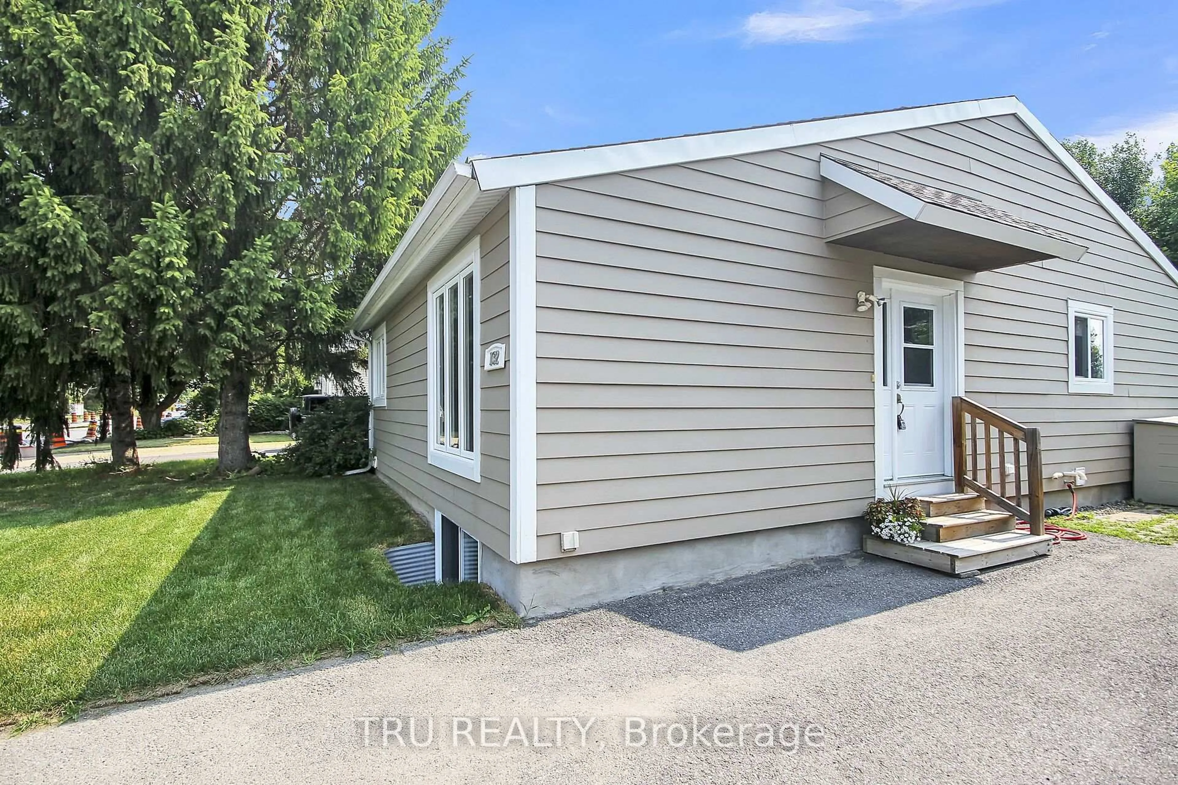 Home with vinyl exterior material, unknown for 132 Rothesay Dr, Ottawa Ontario K2L 1P1