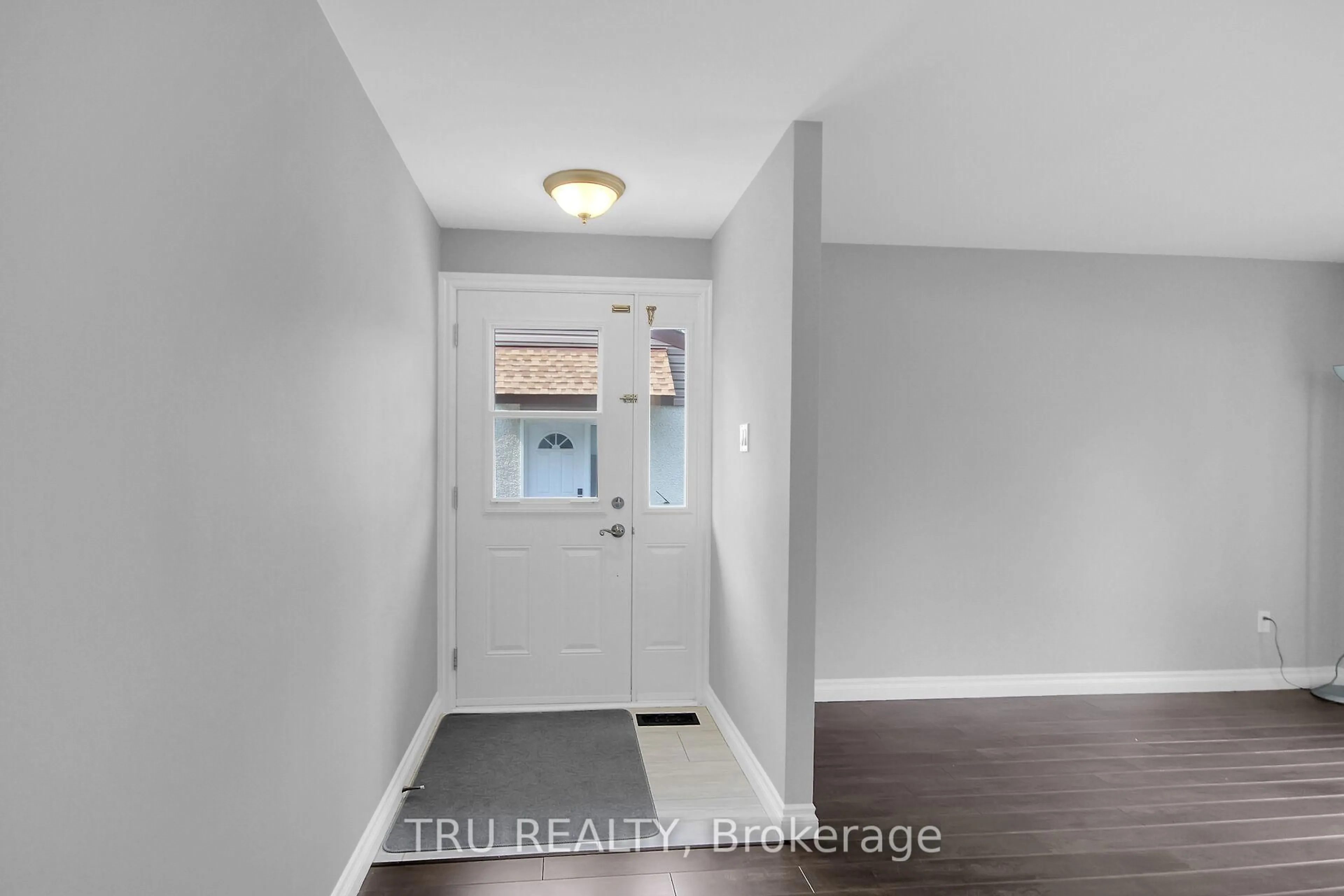 Indoor entryway for 132 Rothesay Dr, Ottawa Ontario K2L 1P1