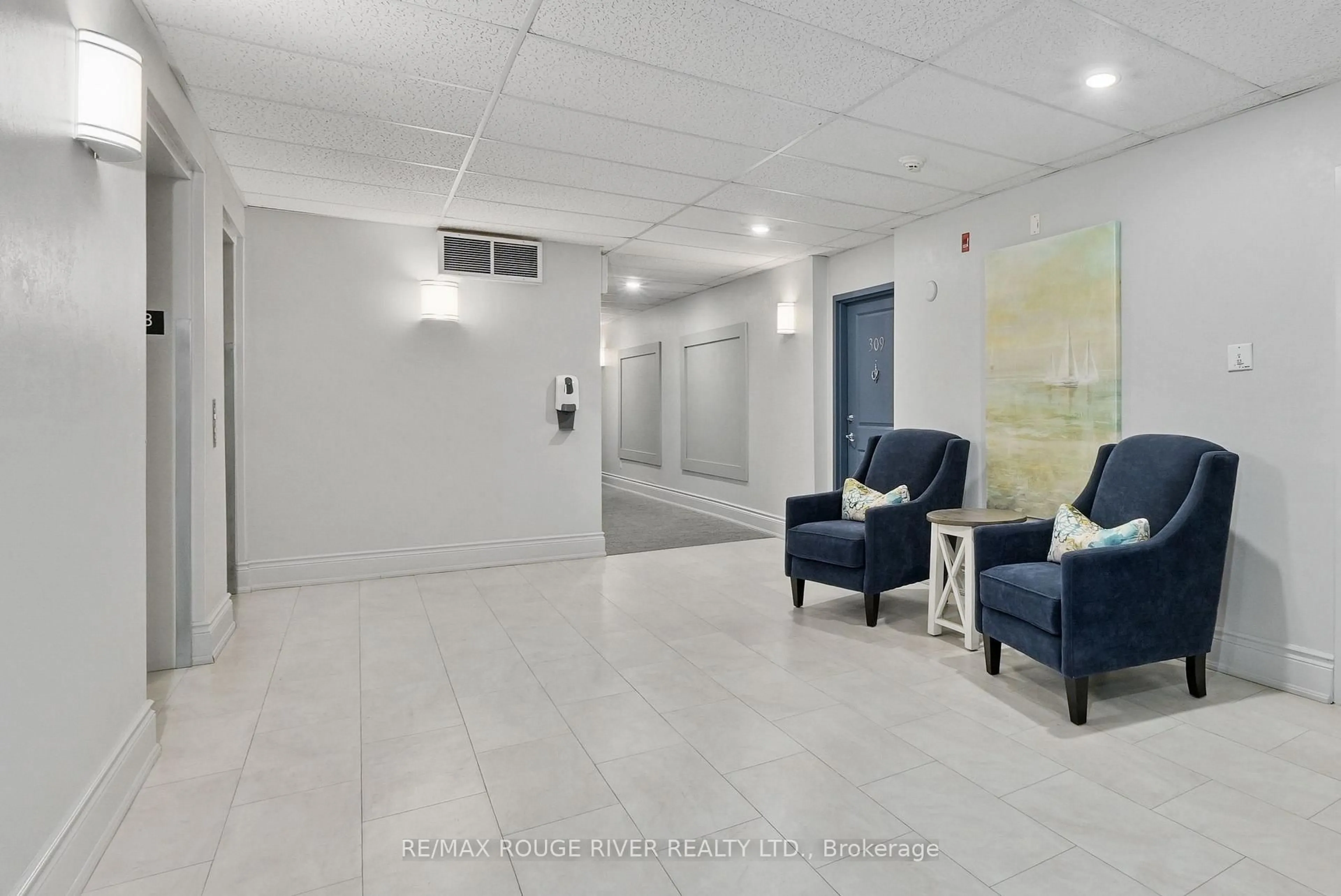 Indoor foyer for 145 Third St #309, Cobourg Ontario K9A 5X1