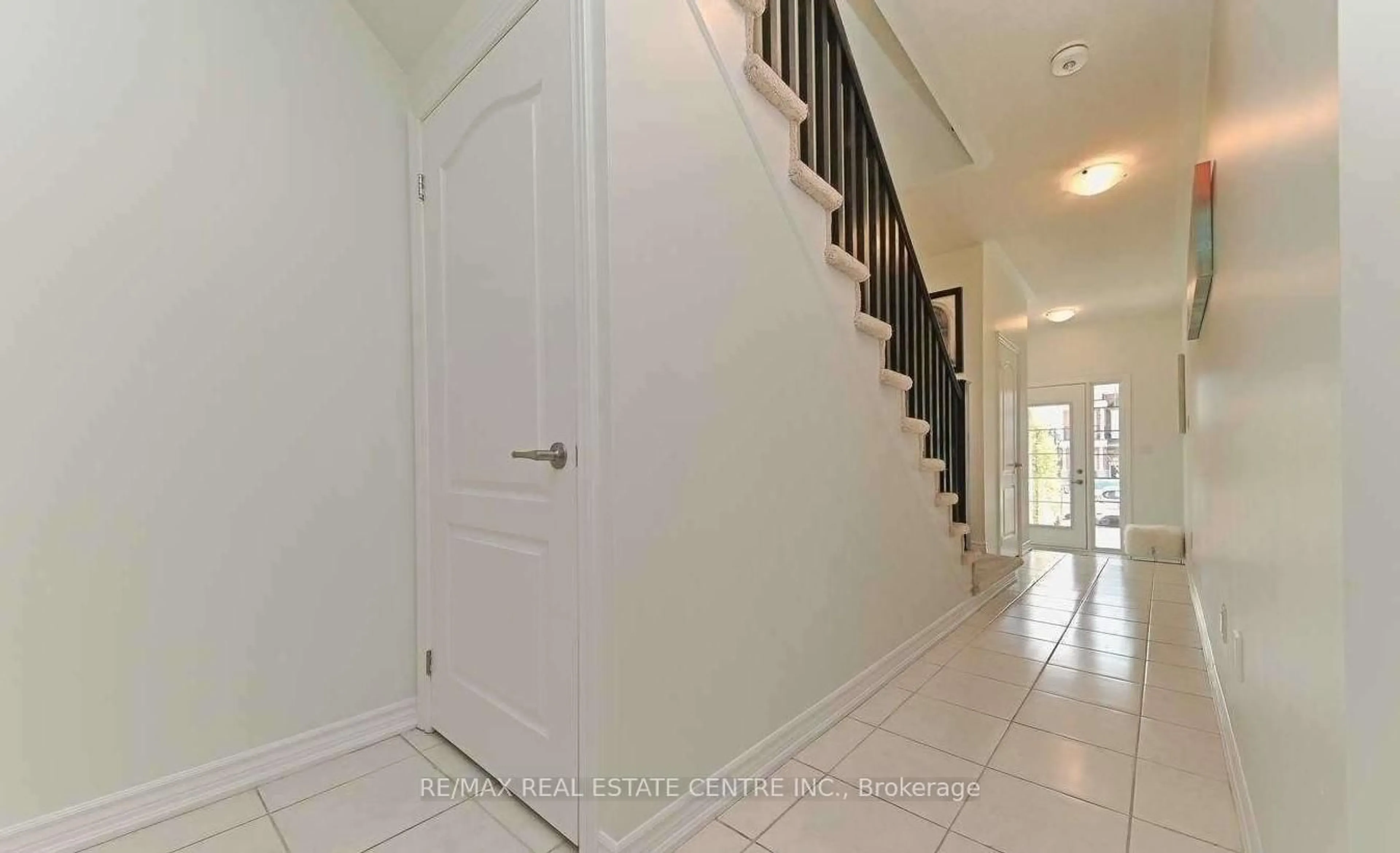 Indoor entryway for 137 Borers Creek cir Circ, Hamilton Ontario L8B 1W3