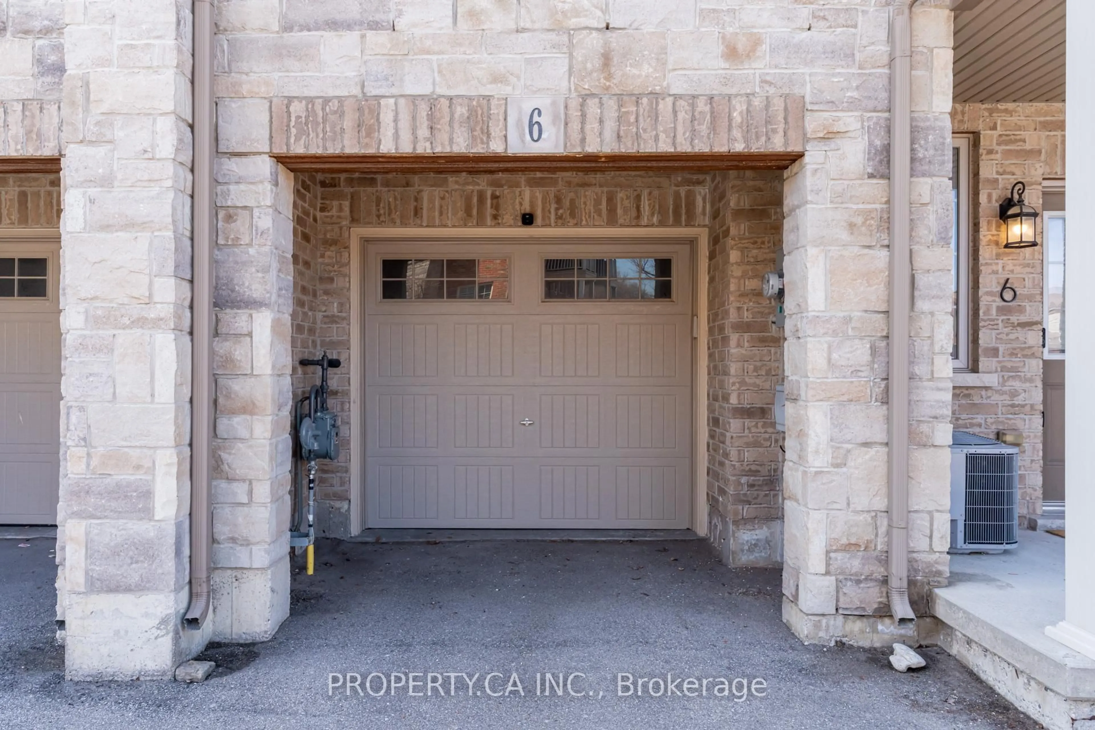 Indoor garage for 11 Stockbridge Gdns #6, Hamilton Ontario L8J 0H5