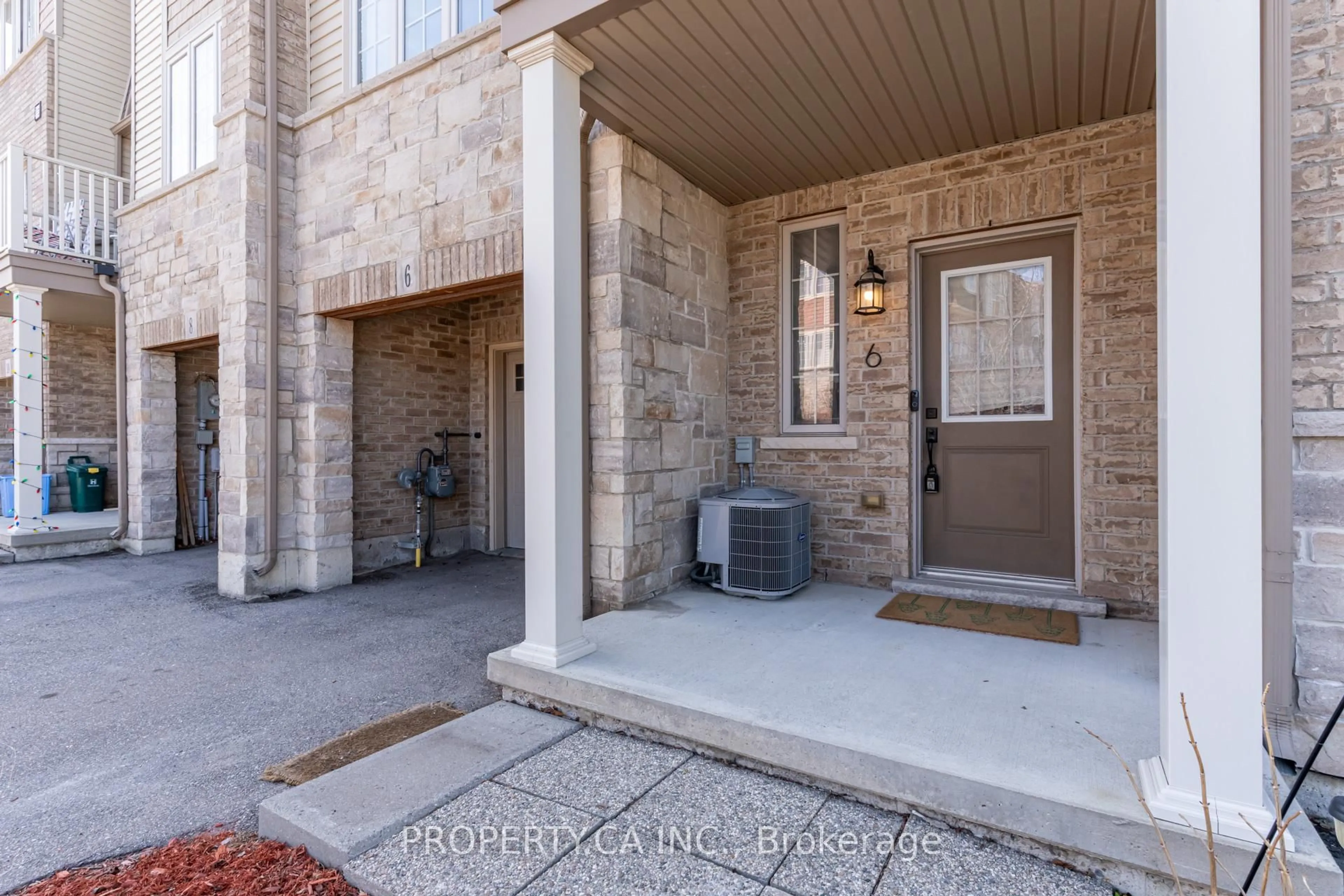 Indoor entryway for 11 Stockbridge Gdns #6, Hamilton Ontario L8J 0H5