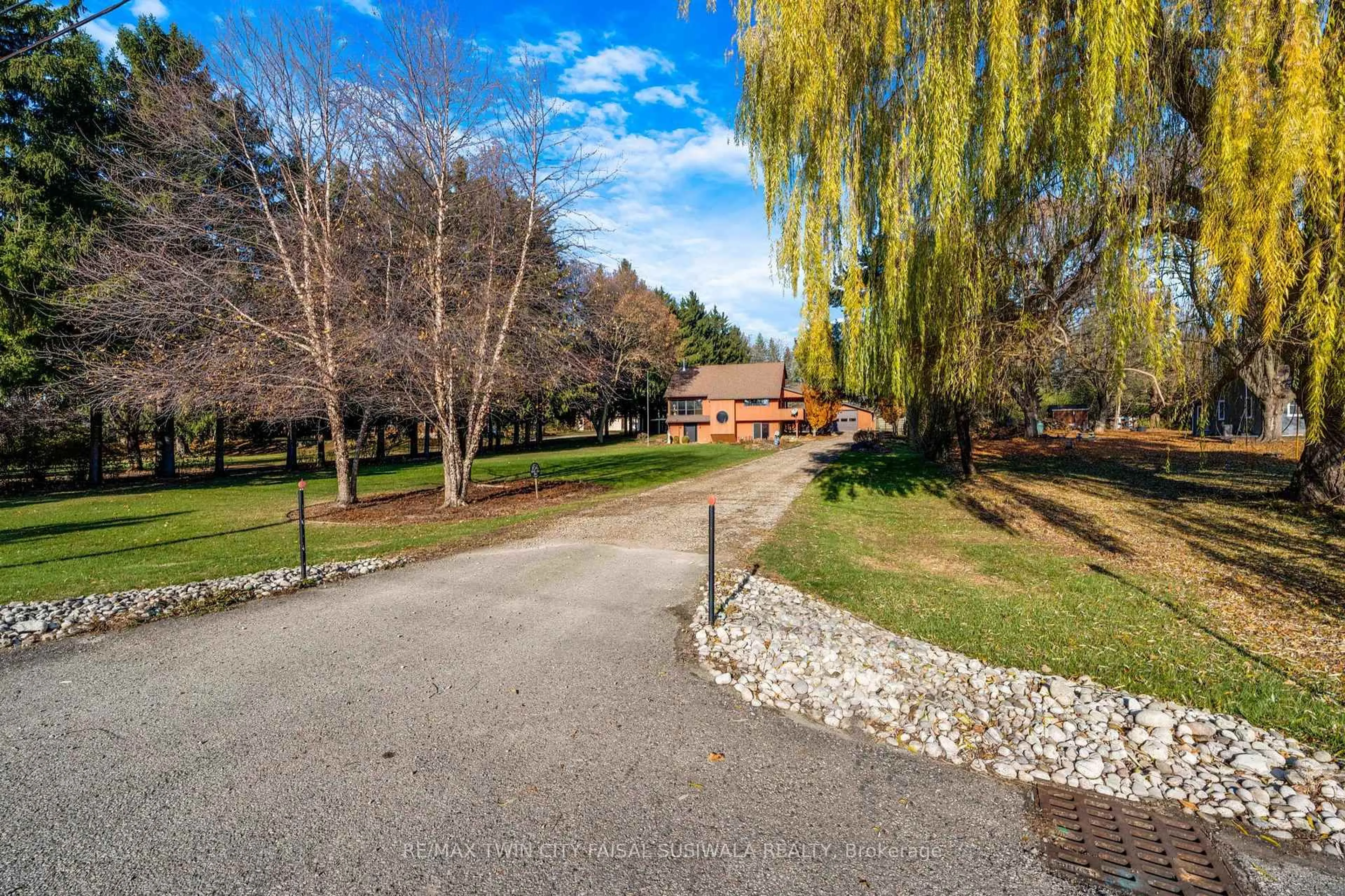 A pic from outside/outdoor area/front of a property/back of a property/a pic from drone, unknown for 106 Royal Oak Rd, Cambridge Ontario N3E 0A4