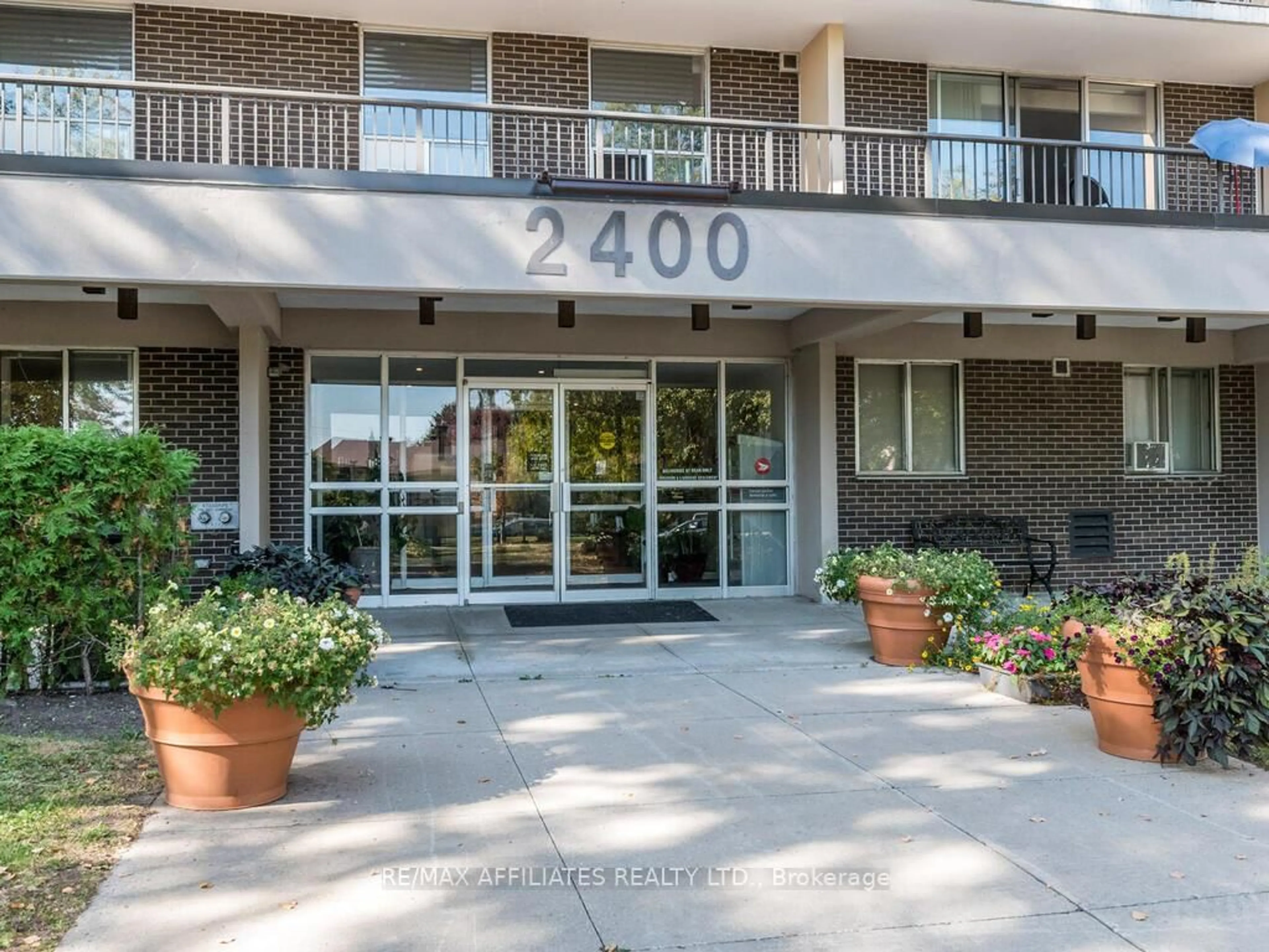Indoor foyer for 2400 Virginia Dr #709, Ottawa Ontario K1H 8L3