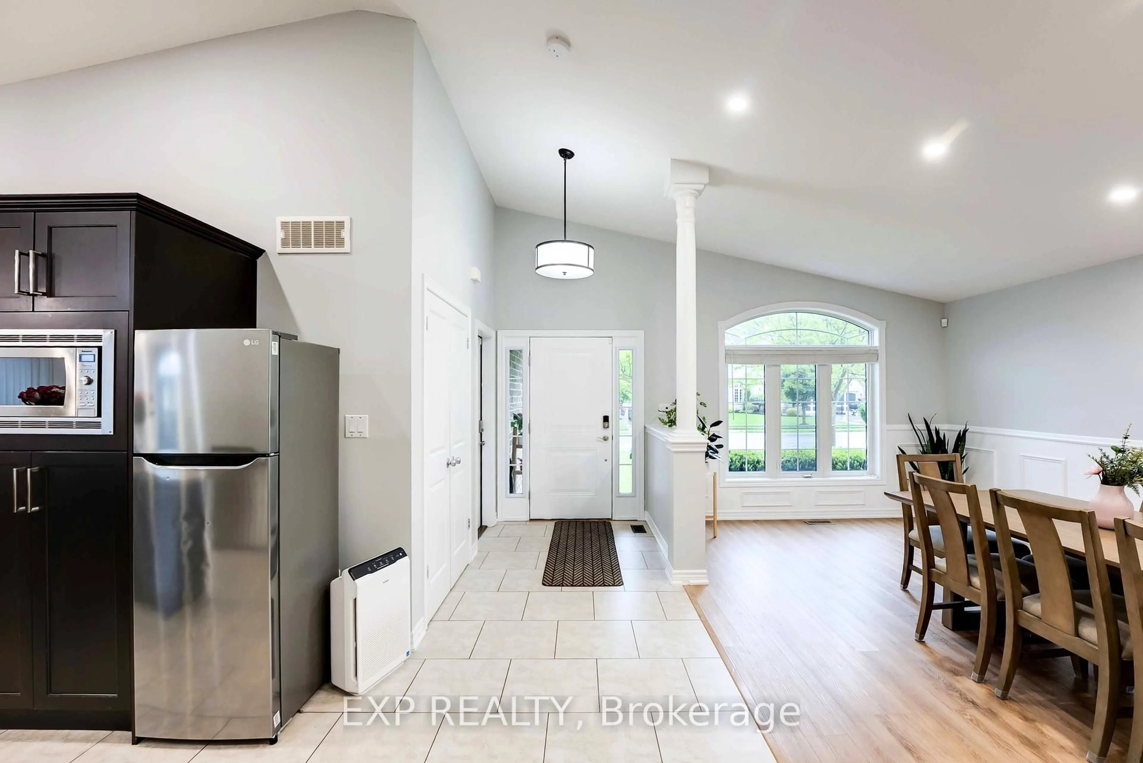 Indoor entryway for 8583 Forestview Blvd, Niagara Falls Ontario L2H 0B2