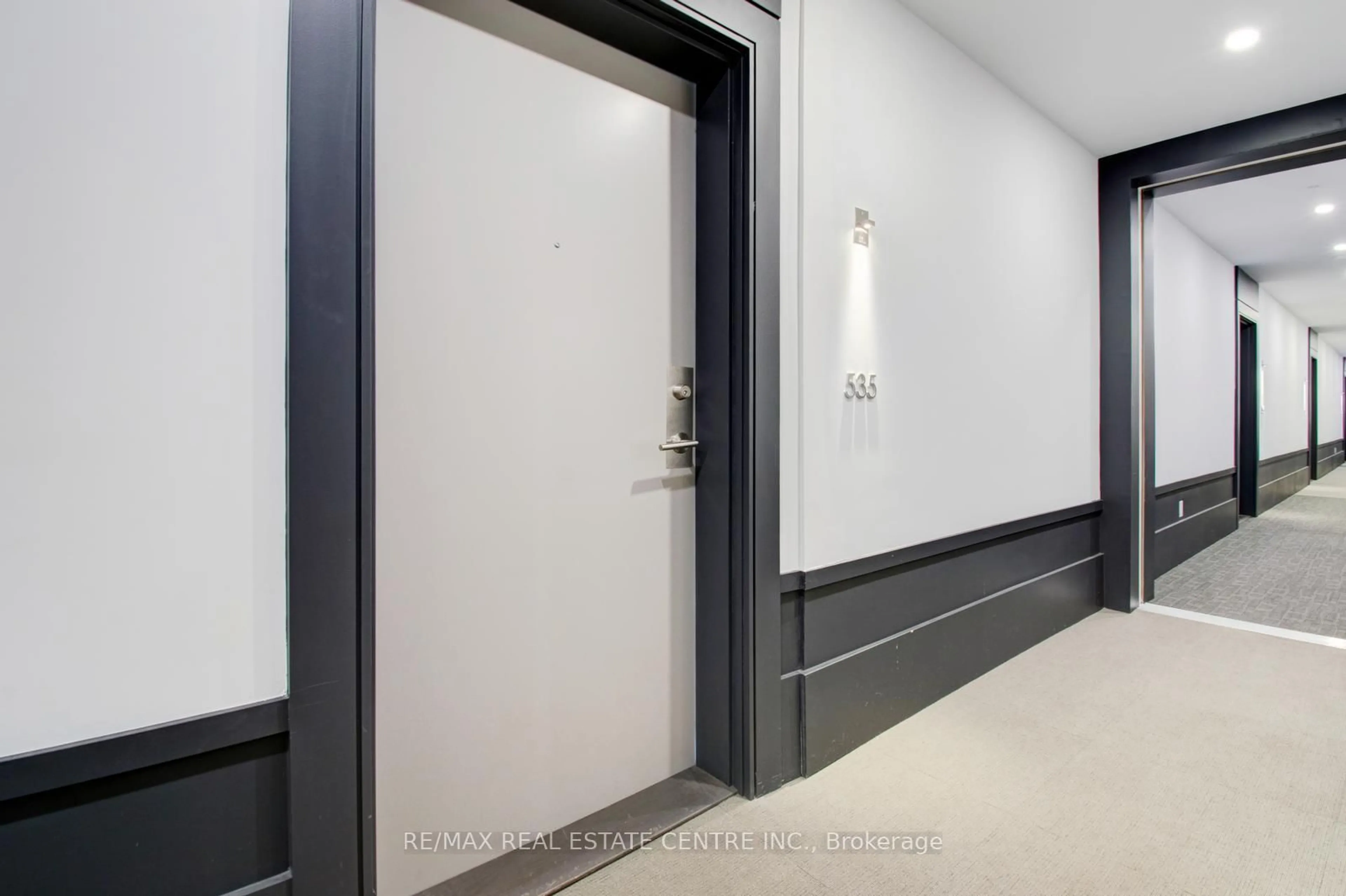 Indoor foyer for 16 Concord Pl #535, Grimsby Ontario L3M 0J1