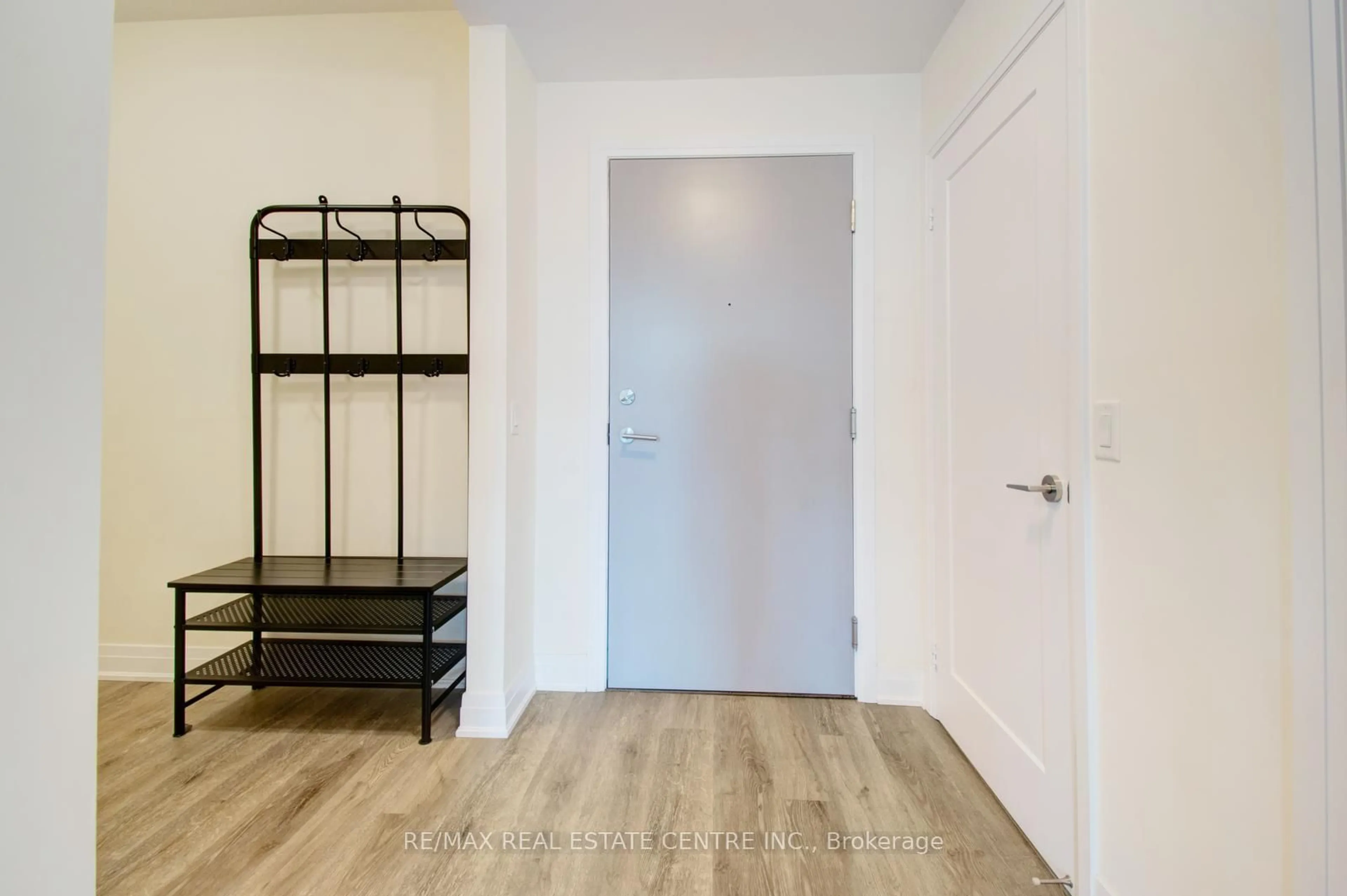 Indoor entryway for 16 Concord Pl #535, Grimsby Ontario L3M 0J1