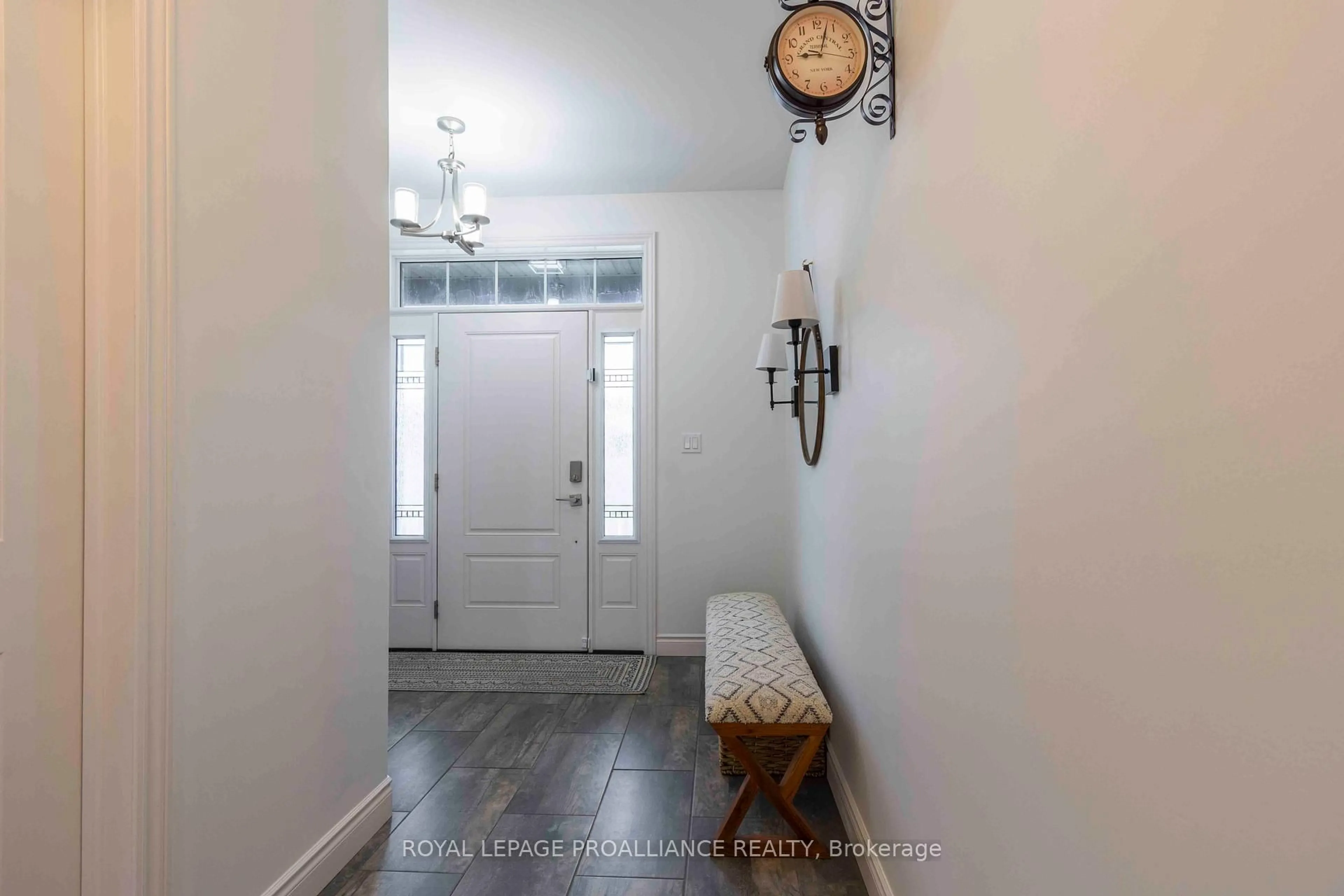 Indoor entryway for 92 Ledgerock Crt, Quinte West Ontario K8R 0A1