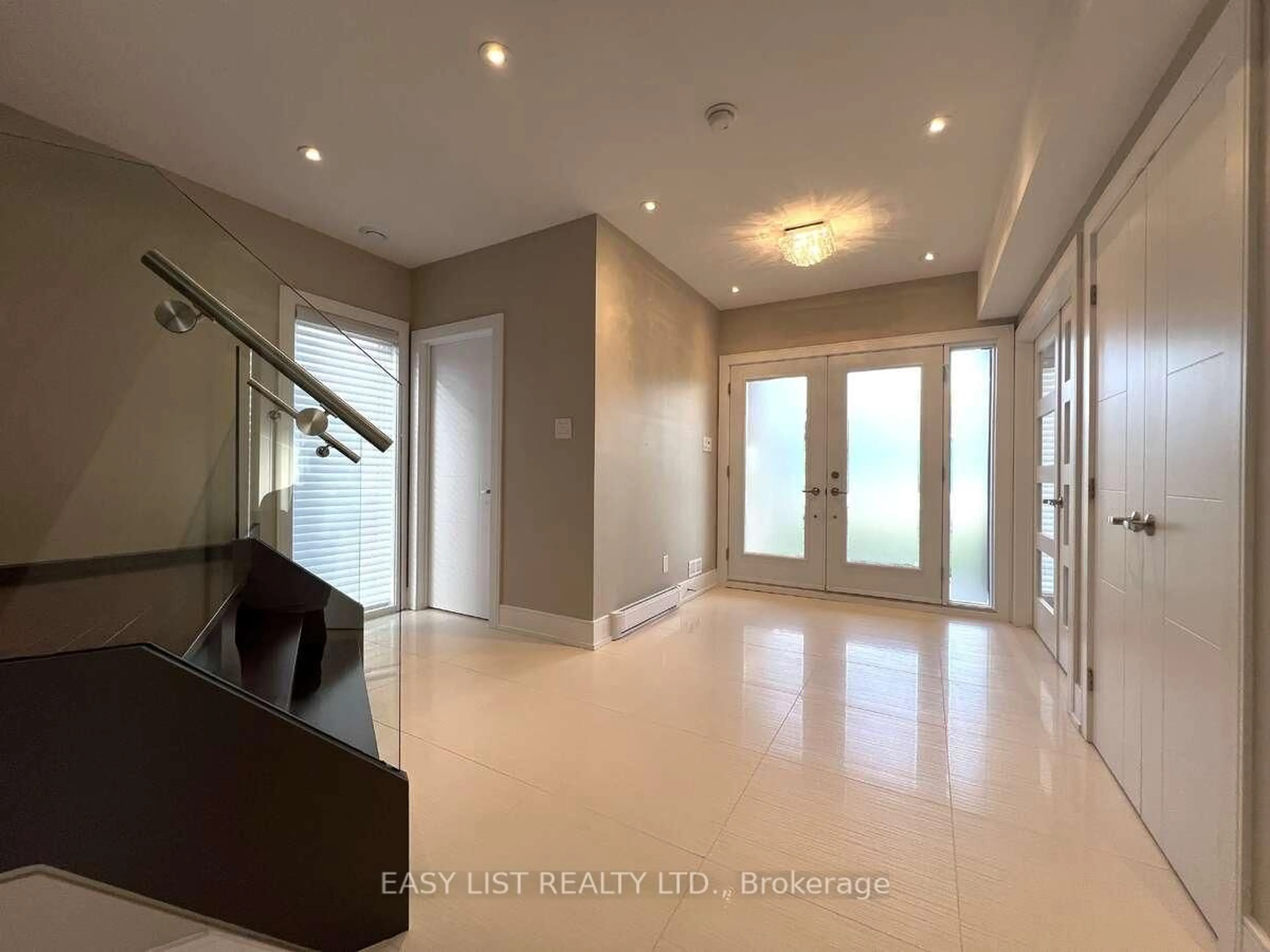 Indoor foyer for 351 Dominion Ave, Ottawa Ontario K2A 2H1