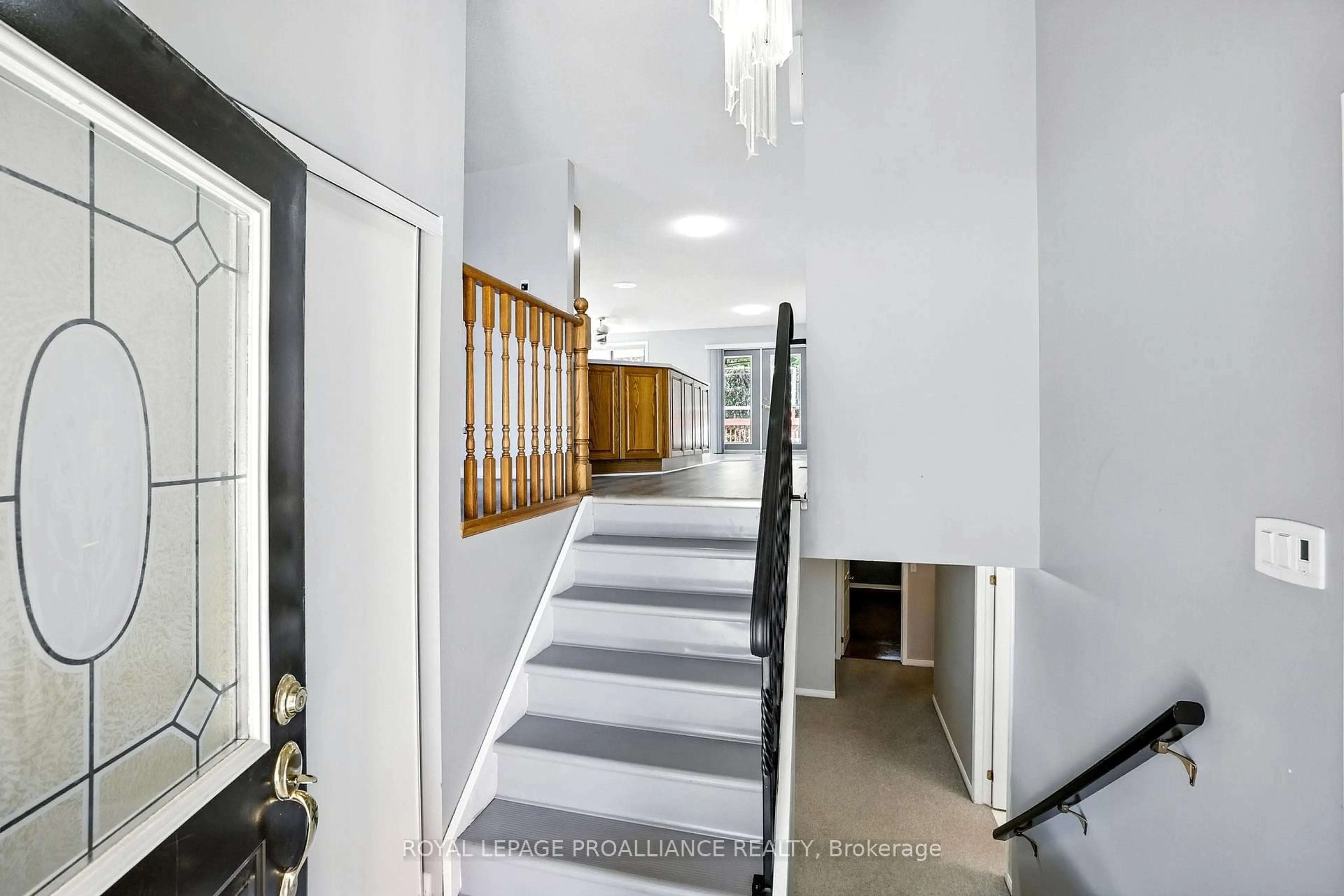 Indoor foyer for 33 Loraine Ave, Quinte West Ontario K8V 6R4