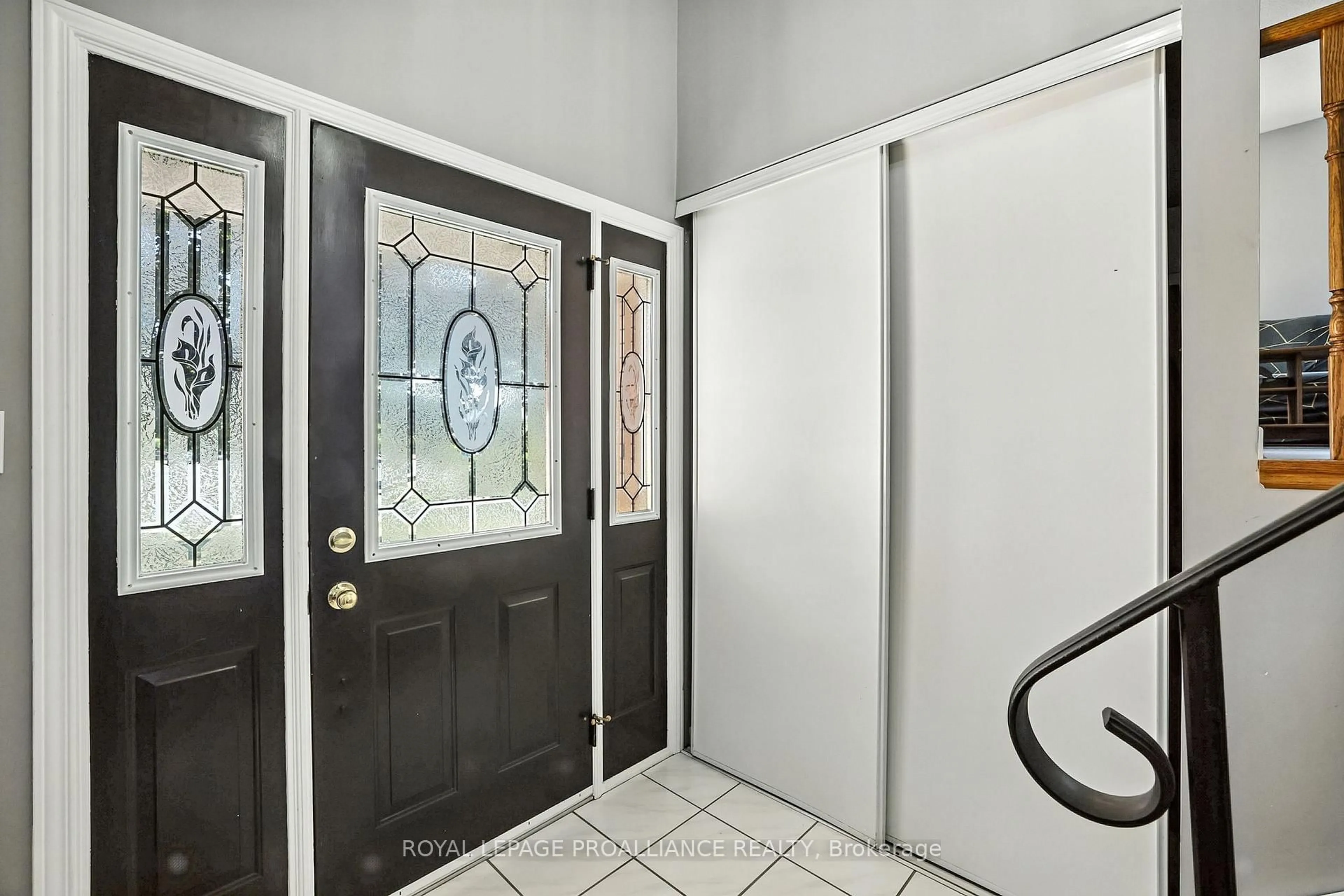 Indoor foyer for 33 Loraine Ave, Quinte West Ontario K8V 6R4