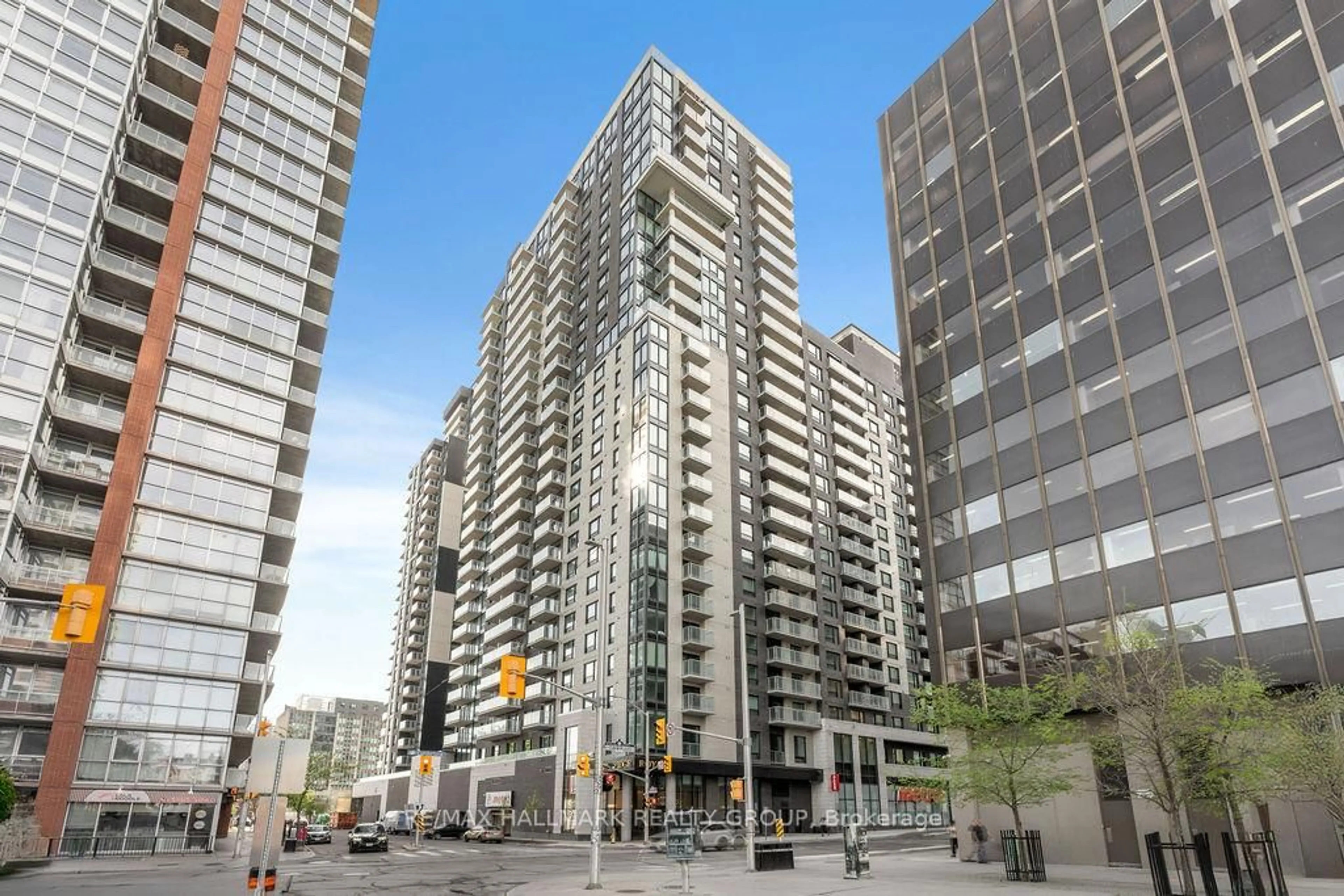 Patio, street for 180 George St #2102, Ottawa Ontario K1N 0G8