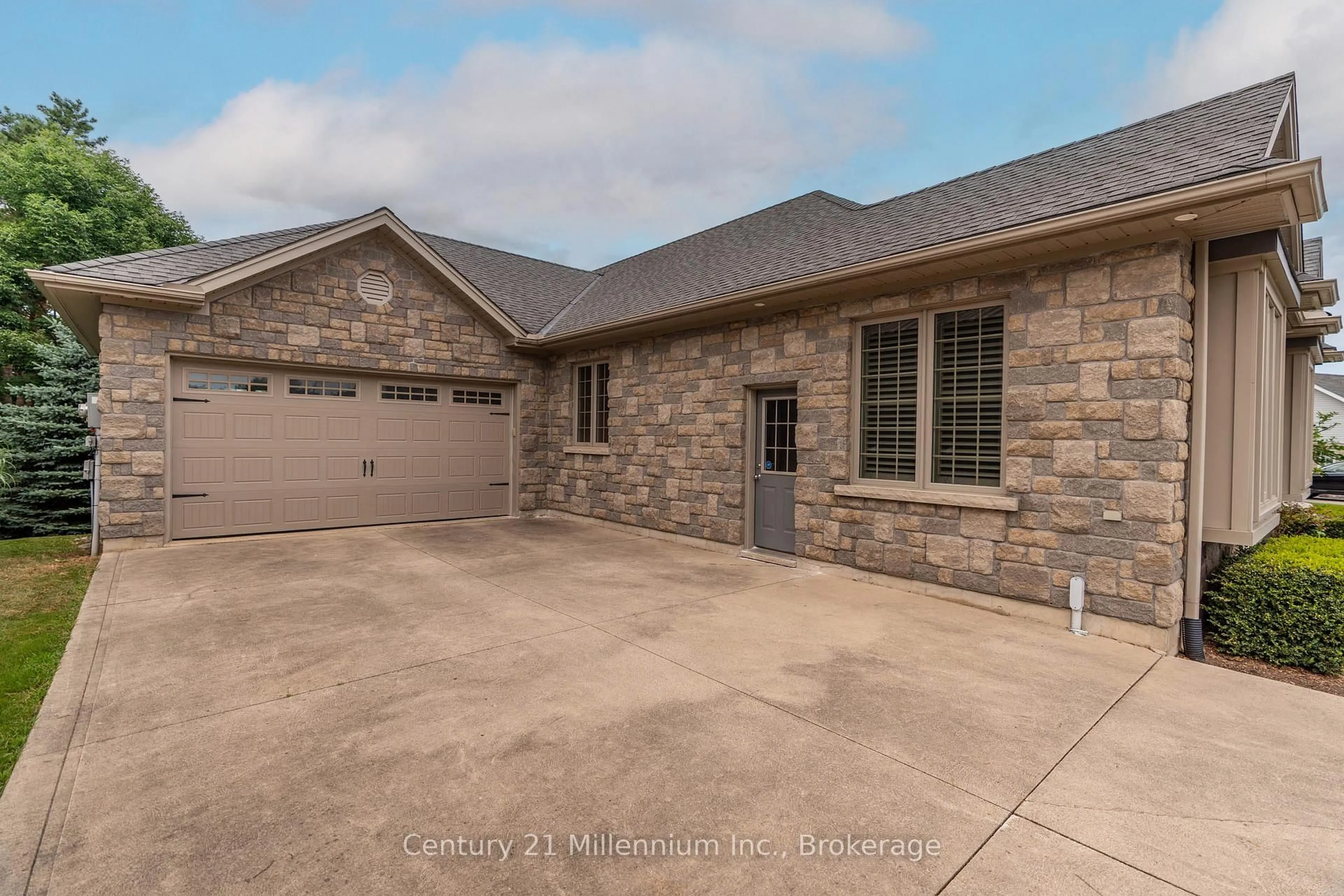 Home with brick exterior material, unknown for 6 Glen Abbey Crt, Meaford Ontario N4L 1Y4