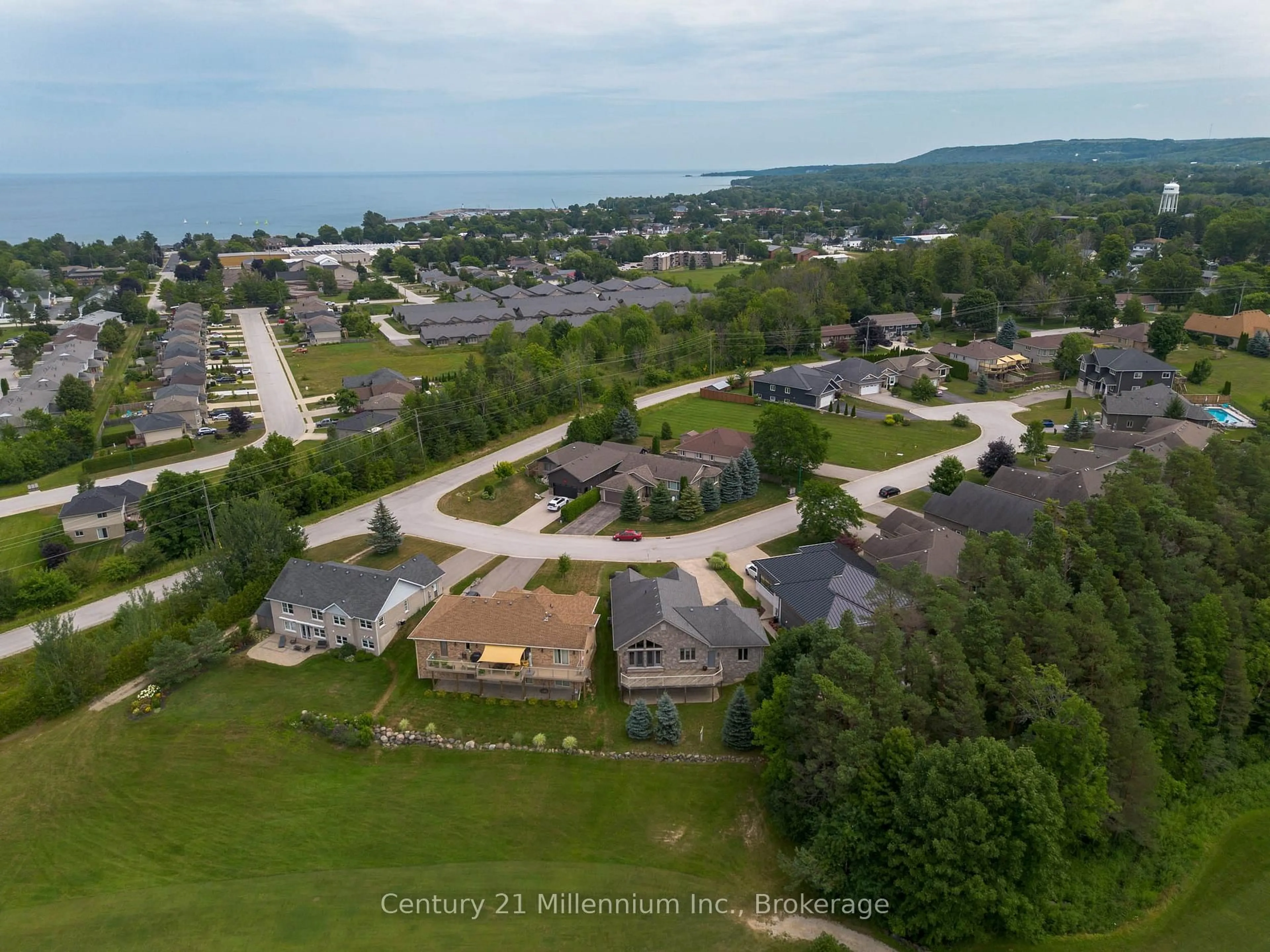 A pic from outside/outdoor area/front of a property/back of a property/a pic from drone, mountain view for 6 Glen Abbey Crt, Meaford Ontario N4L 1Y4