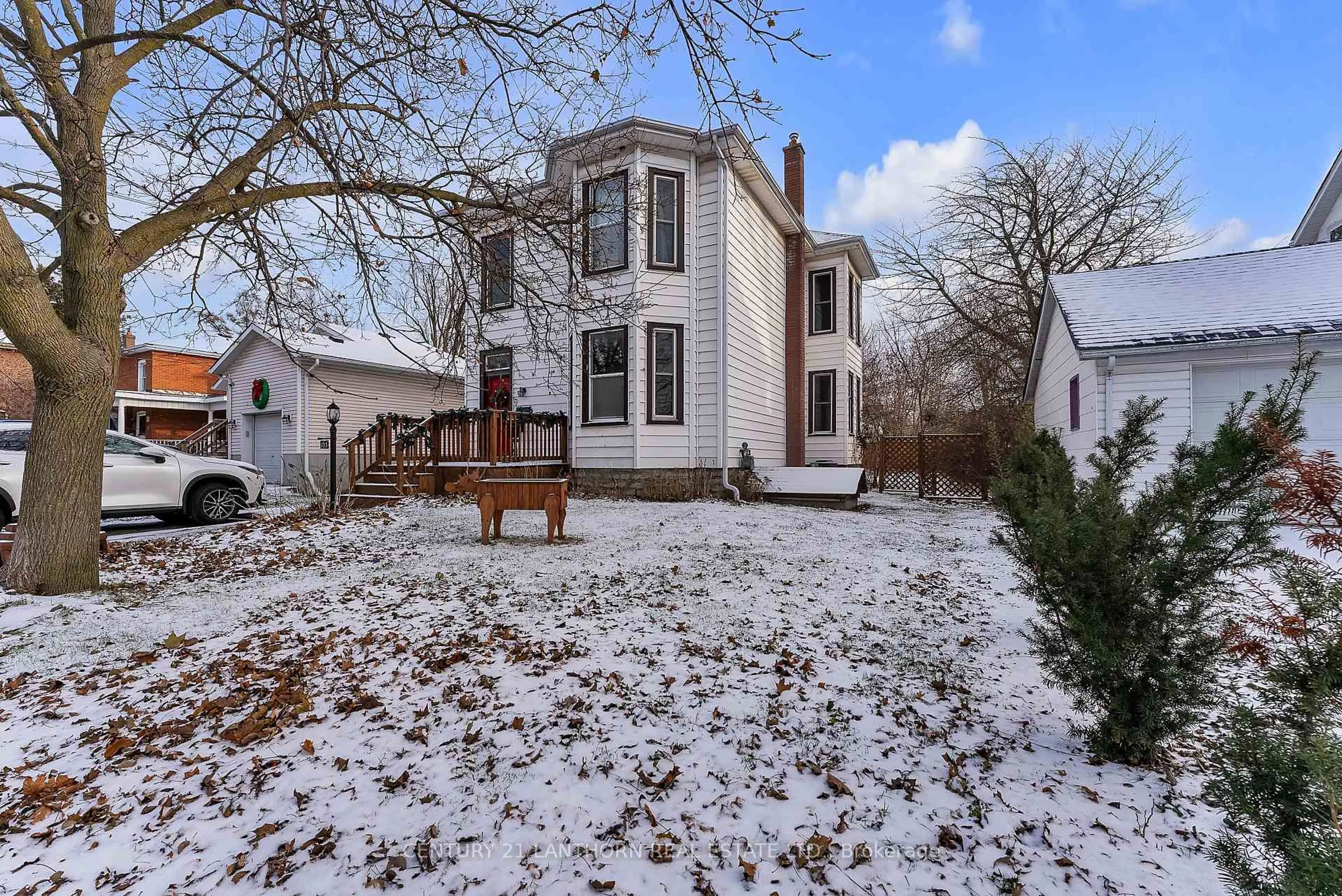 A pic from outside/outdoor area/front of a property/back of a property/a pic from drone, street for 133 Foster Ave, Belleville Ontario K8N 3P8