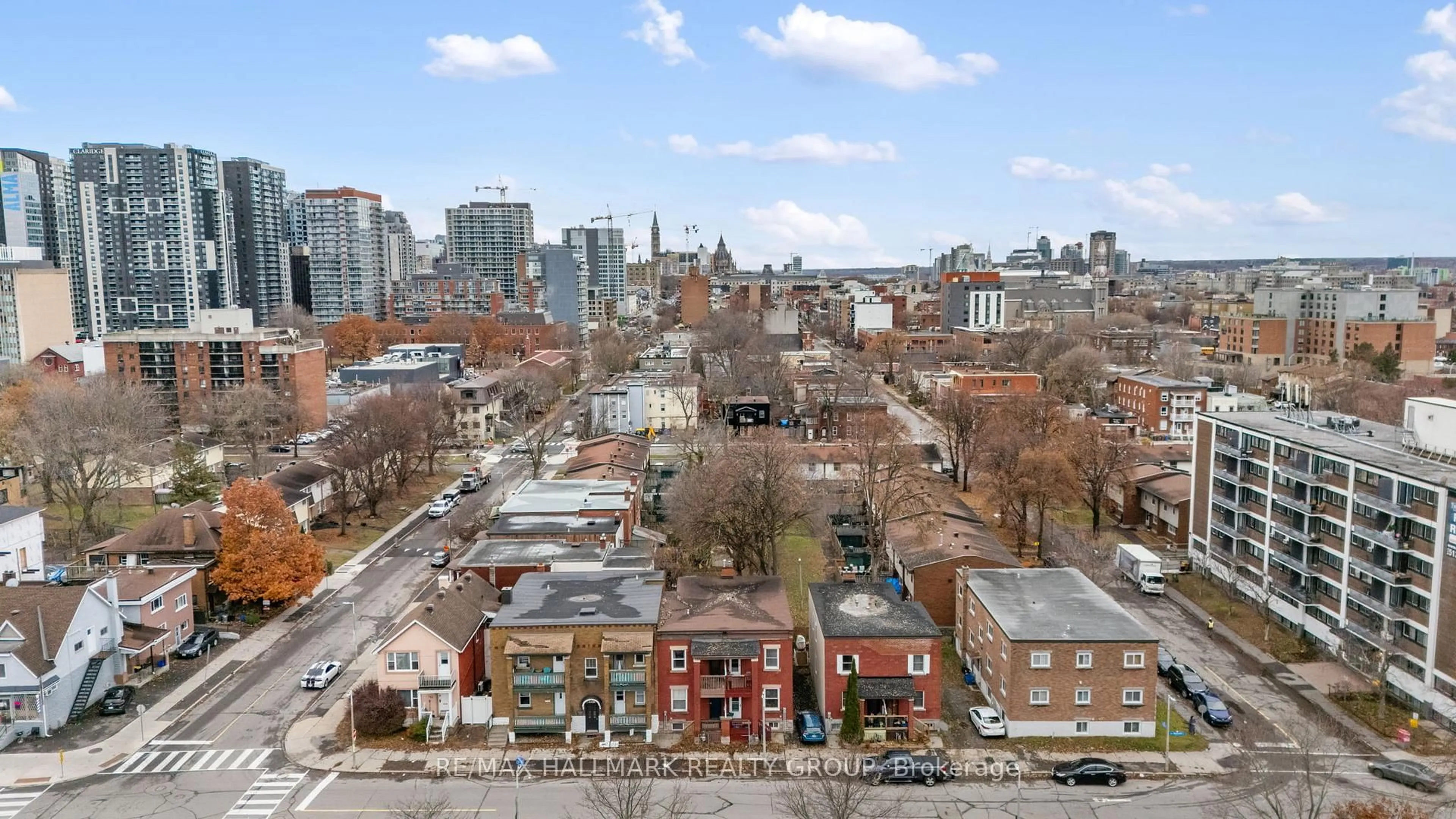 A pic from outside/outdoor area/front of a property/back of a property/a pic from drone, city buildings view from balcony for 132 BEAUSOLEIL Dr, Ottawa Ontario K1N 7V6