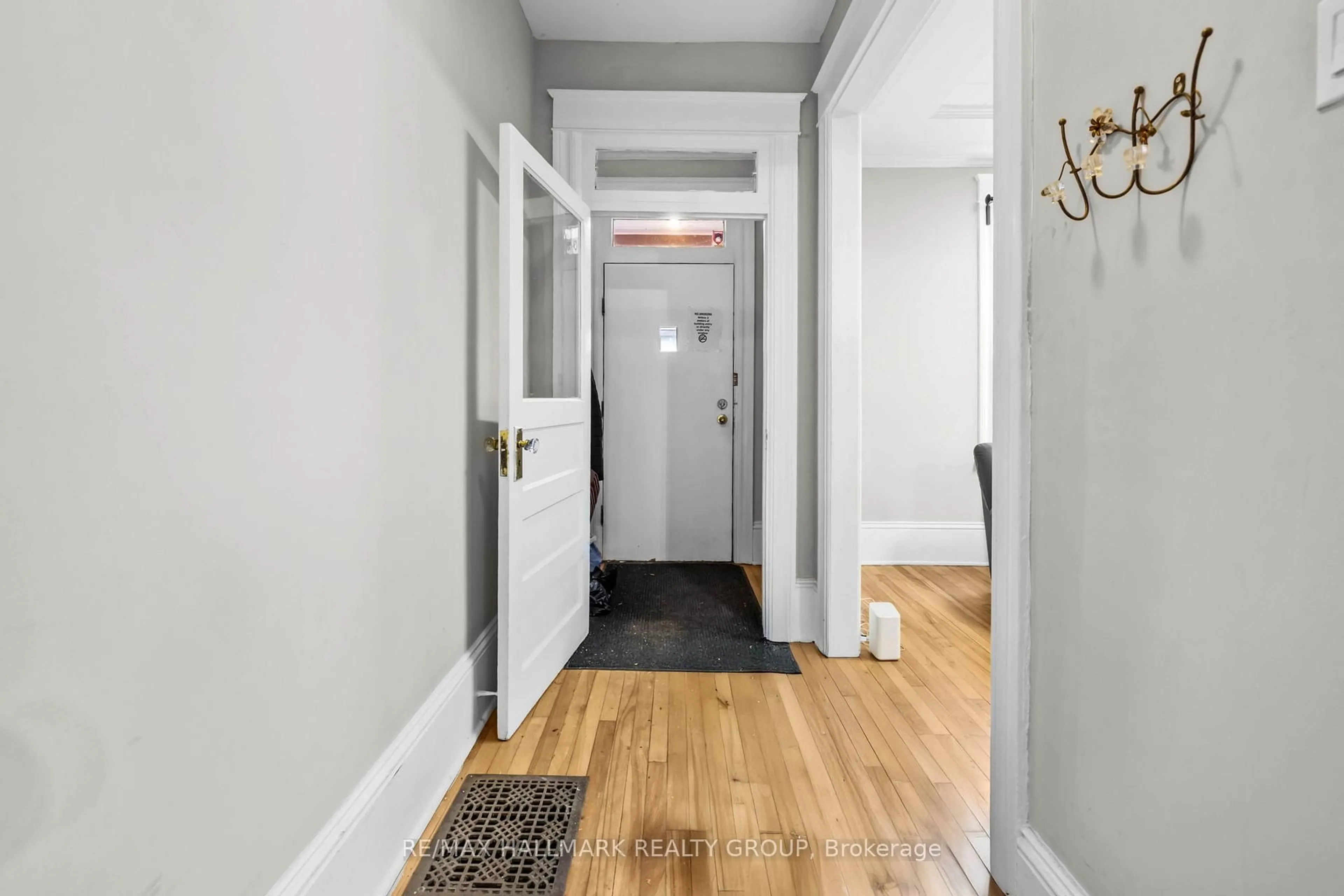 Indoor entryway for 132 BEAUSOLEIL Dr, Ottawa Ontario K1N 7V6