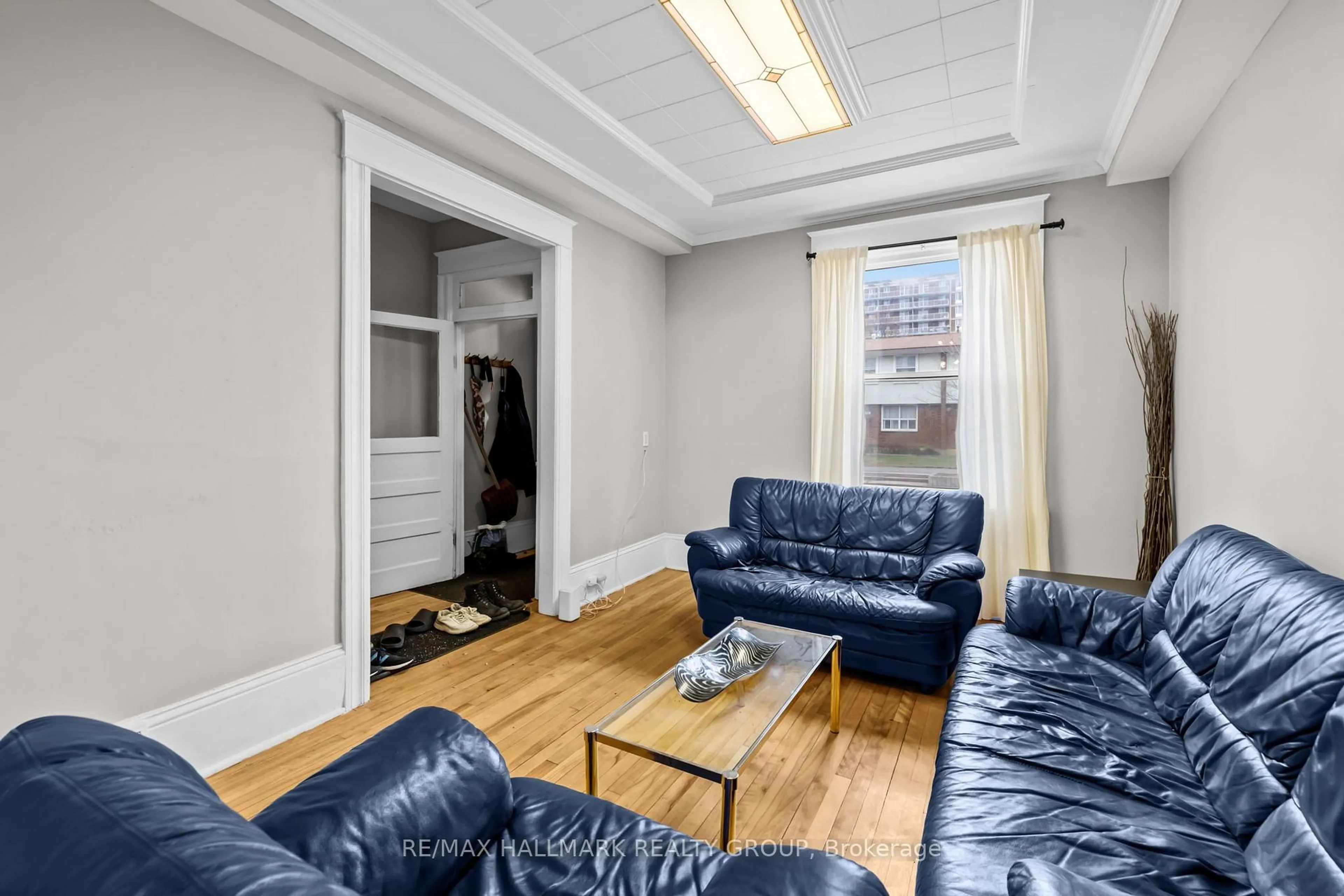 Living room with furniture, unknown for 132 BEAUSOLEIL Dr, Ottawa Ontario K1N 7V6