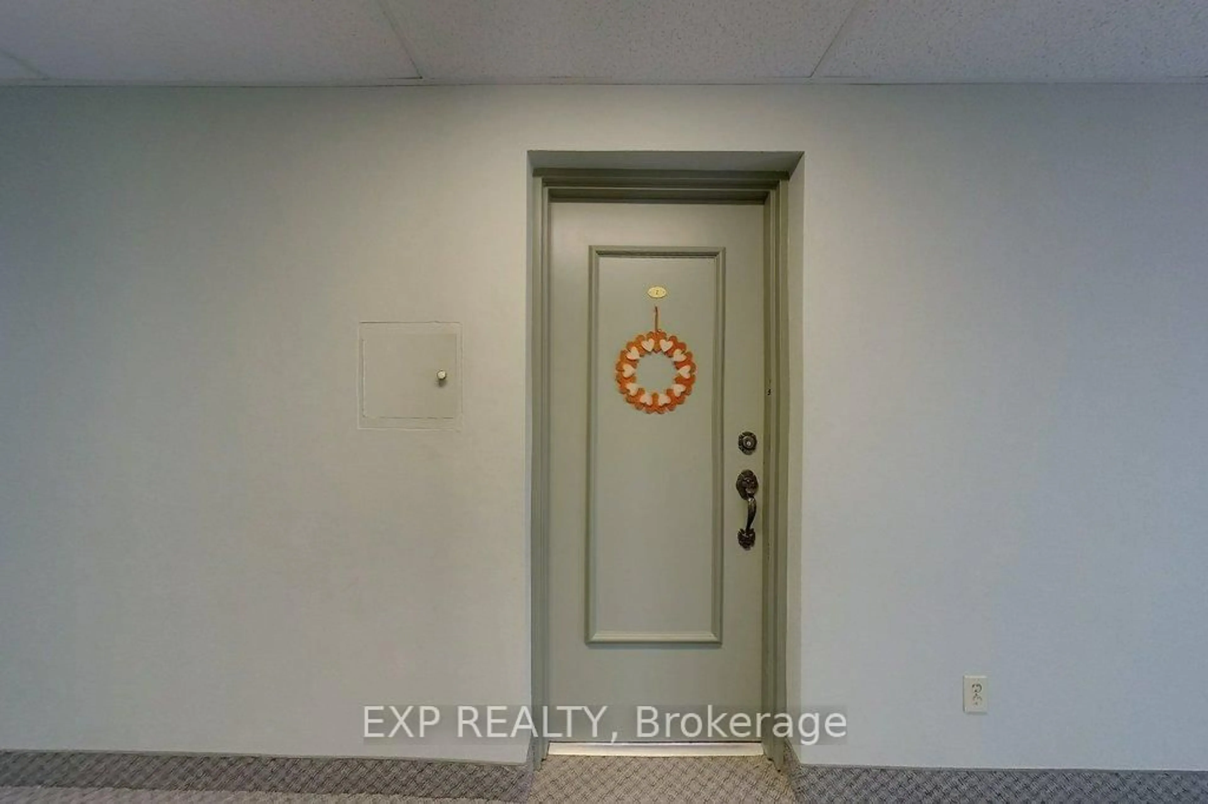 Indoor entryway for 17 Gibson Dr #2, Kitchener Ontario N2B 2P3