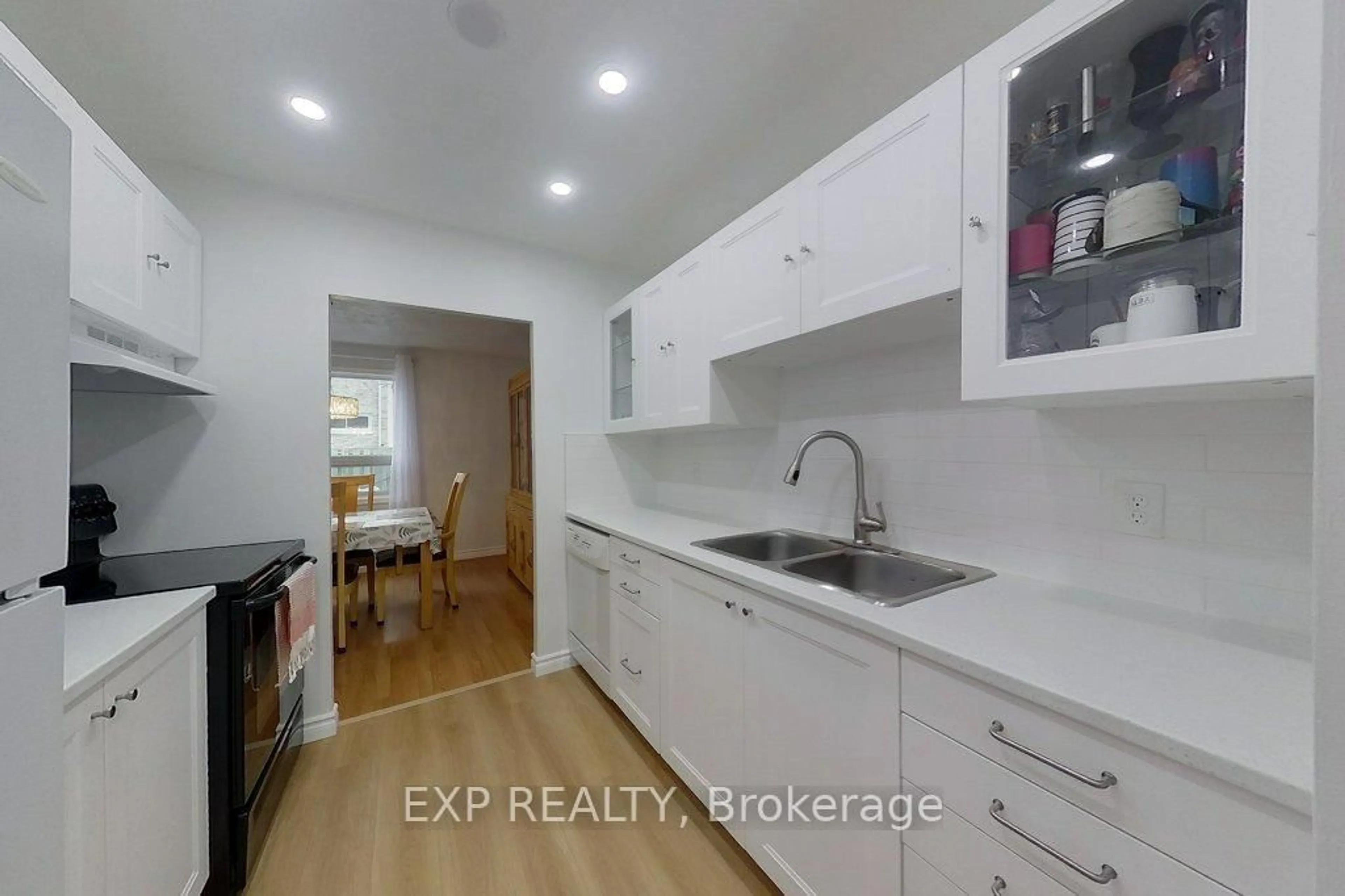 Standard kitchen, unknown for 17 Gibson Dr #2, Kitchener Ontario N2B 2P3