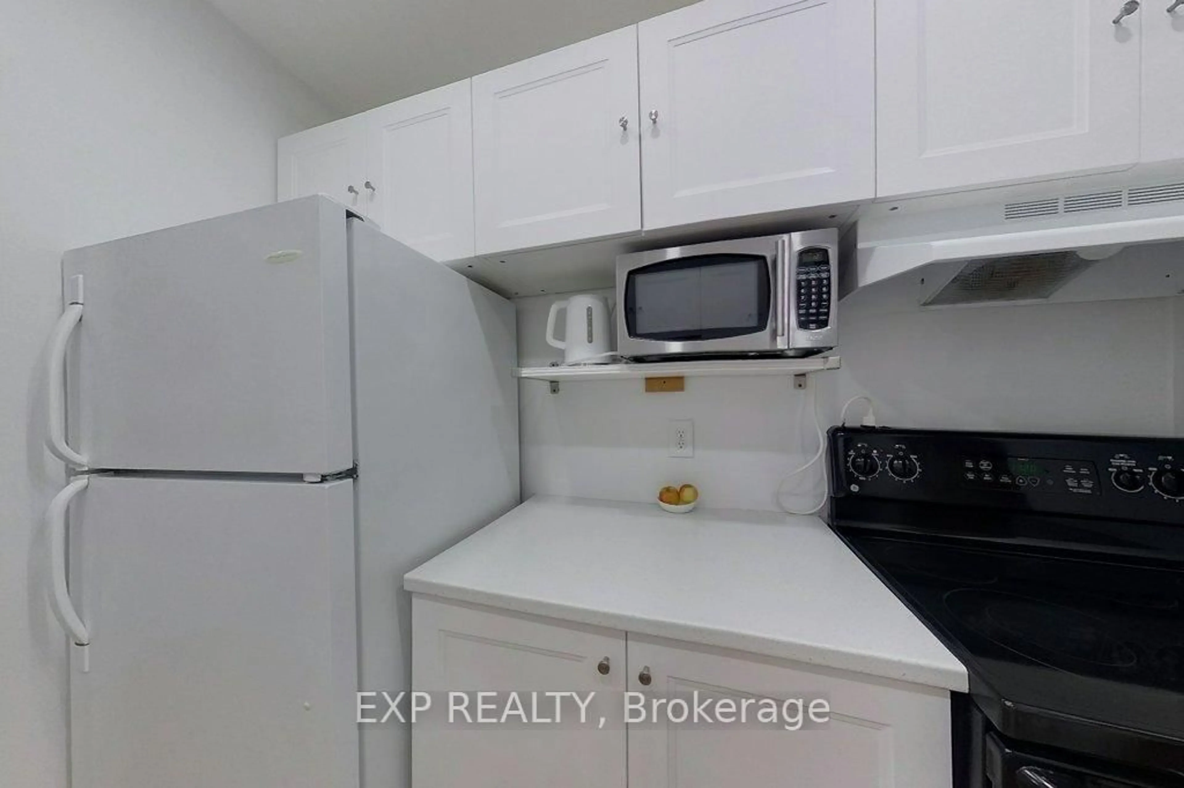 Standard kitchen, unknown for 17 Gibson Dr #2, Kitchener Ontario N2B 2P3