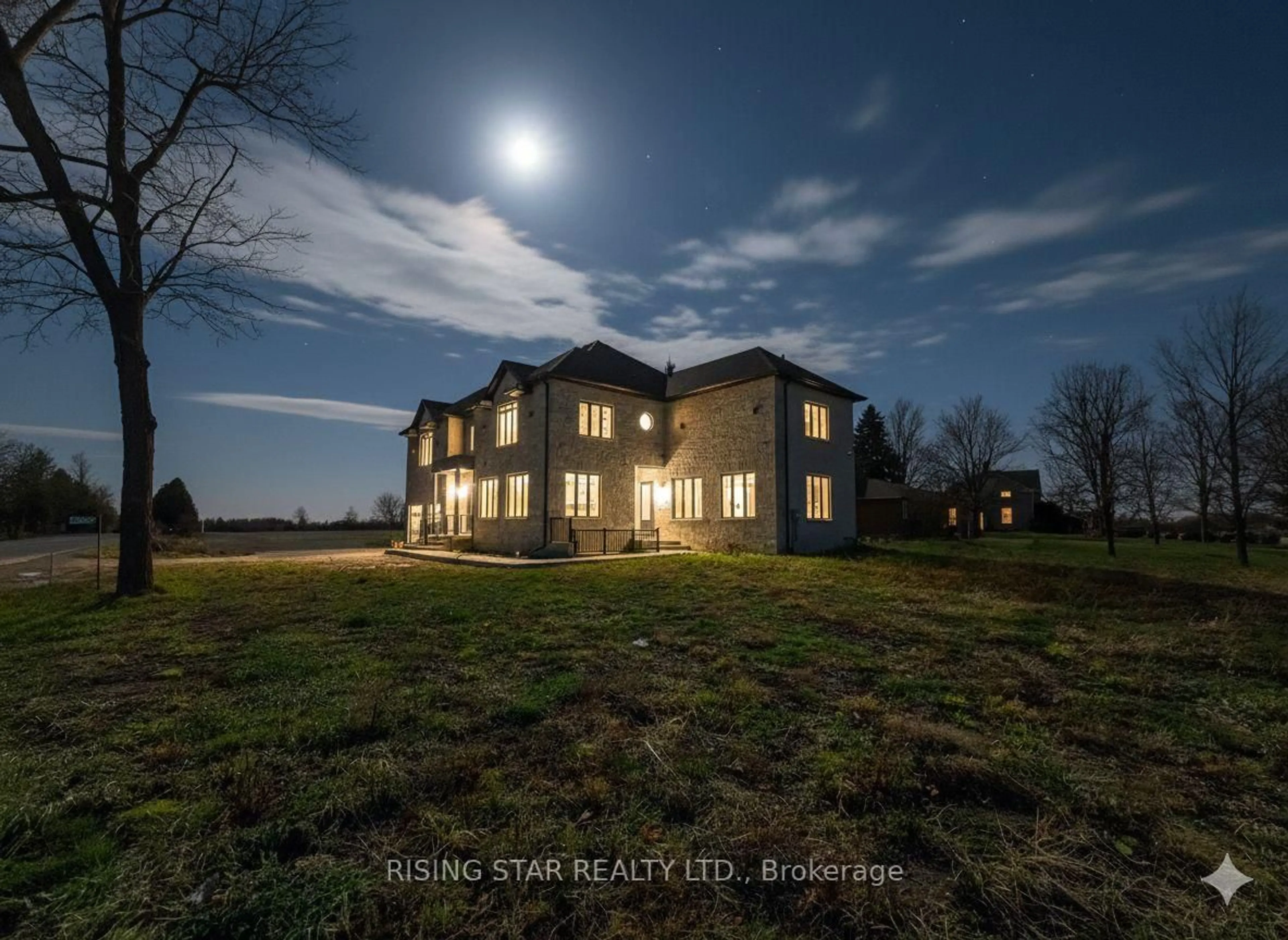 A pic from outside/outdoor area/front of a property/back of a property/a pic from drone, building for 7464 Leslie Rd, Puslinch Ontario N0B 2J0