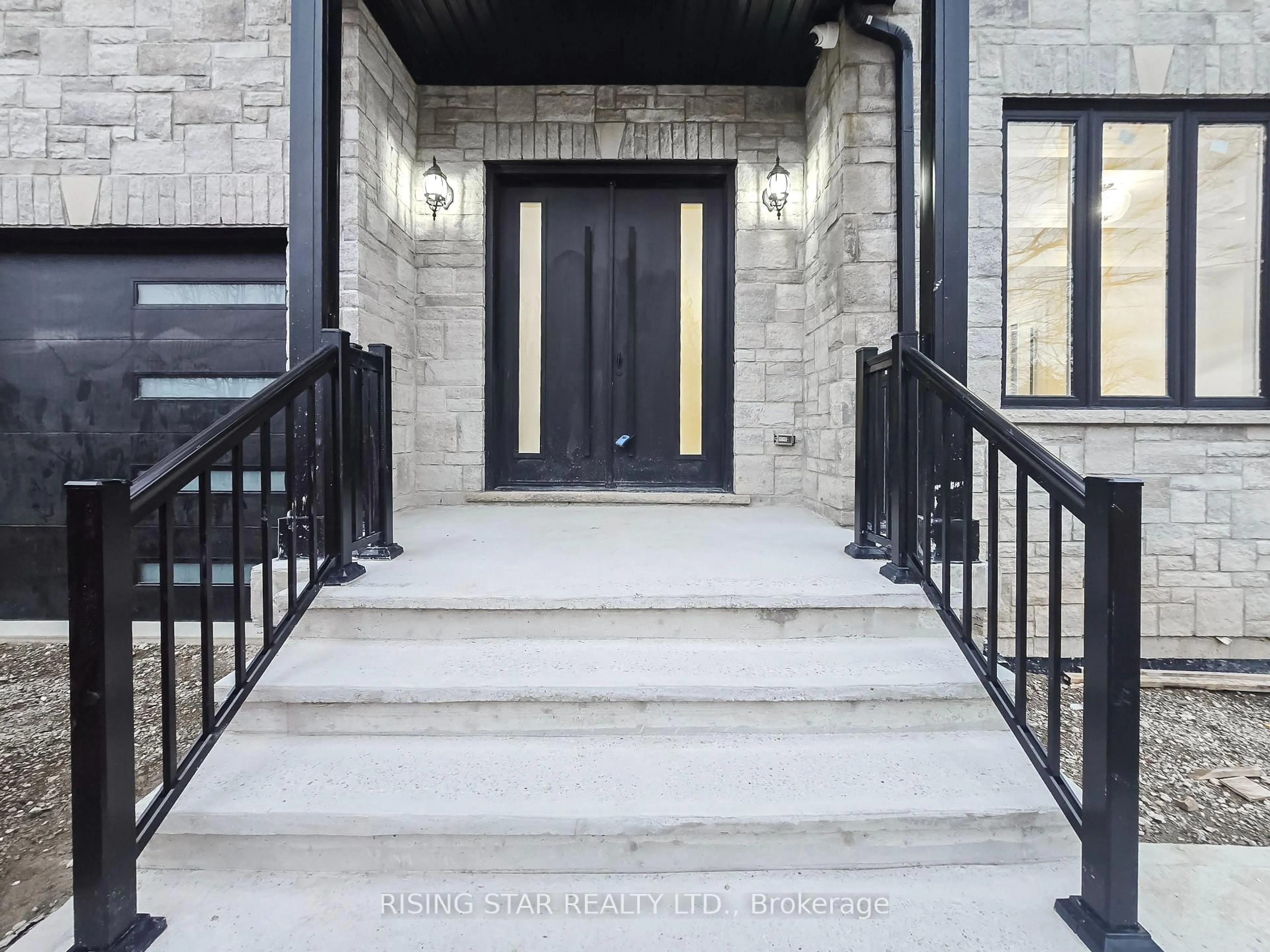 Indoor entryway for 7464 Leslie Rd, Puslinch Ontario N0B 2J0