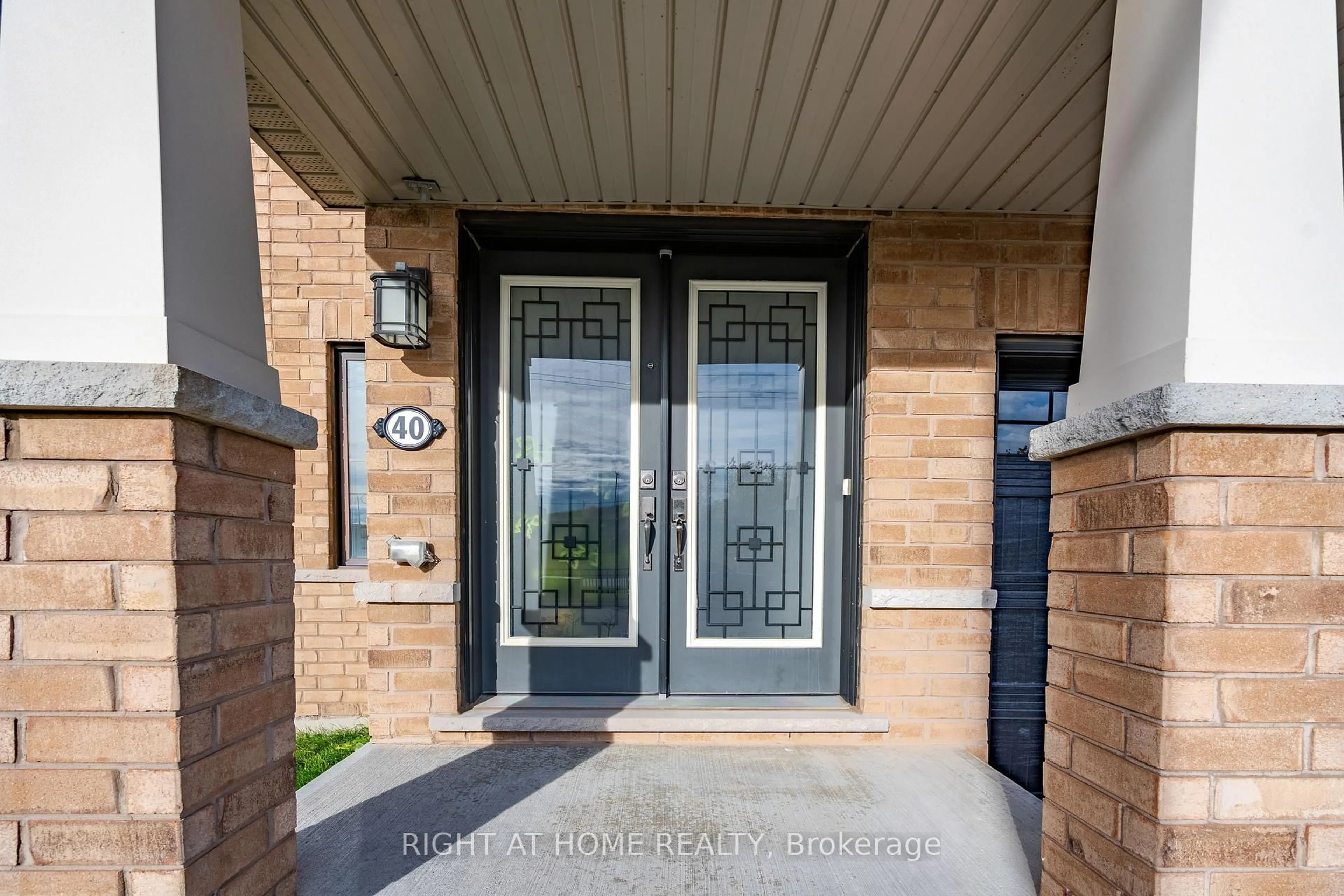 Indoor entryway for 40 Hedges Cres, Hamilton Ontario L8J 0K8