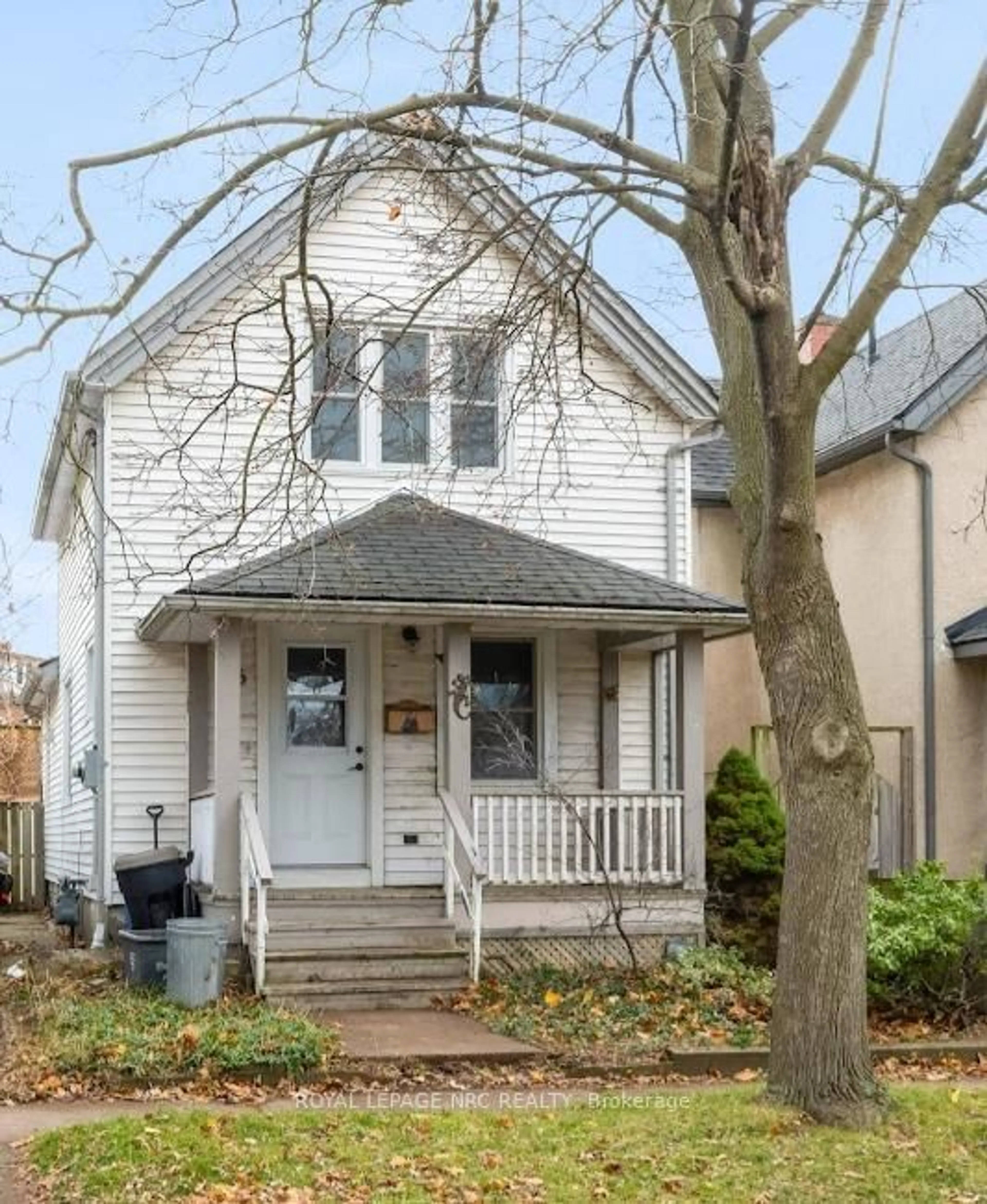 Home with vinyl exterior material, street for 36 Elizabeth St, St. Catharines Ontario L2R 2L4