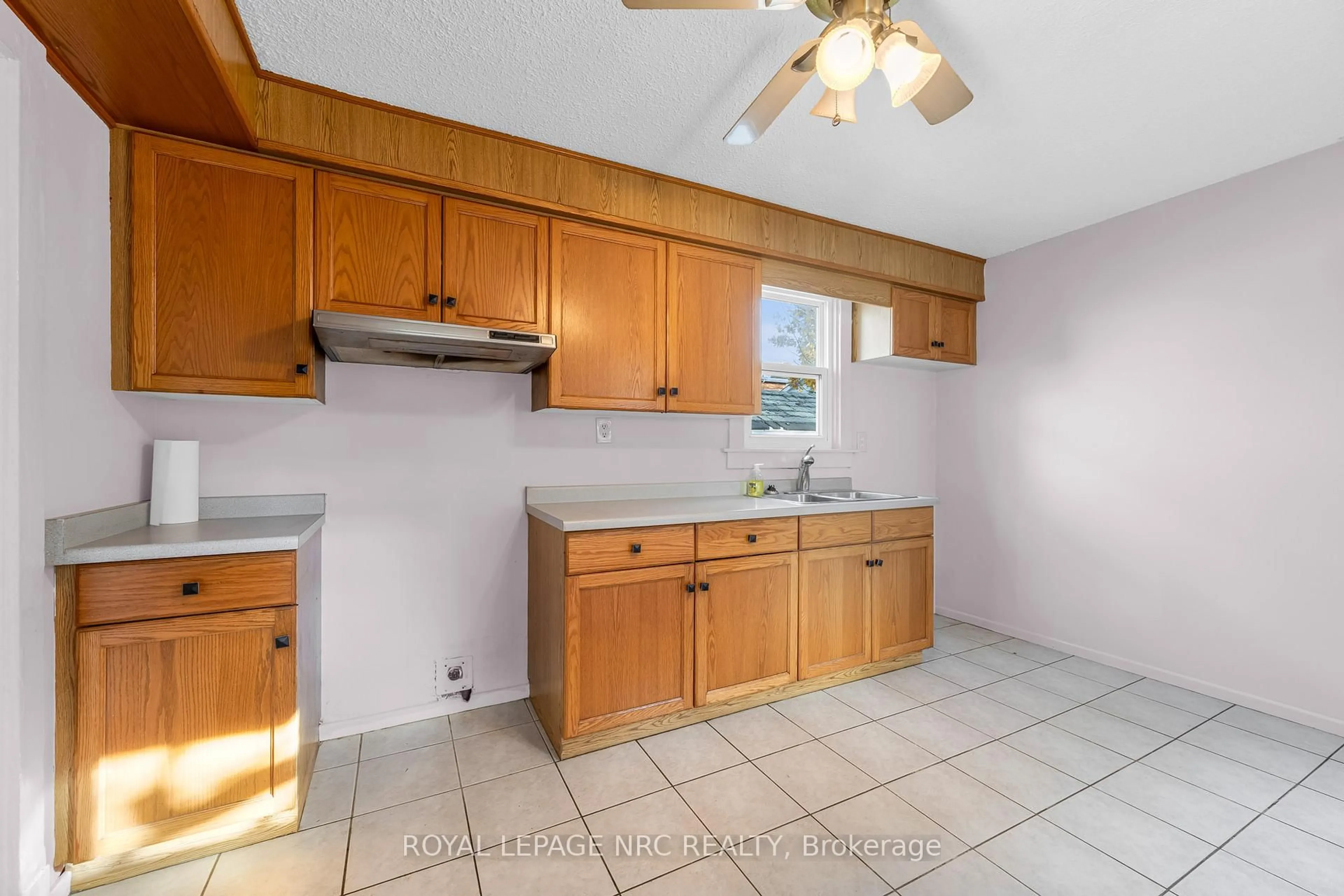 Standard kitchen, ceramic/tile floor for 36 Elizabeth St, St. Catharines Ontario L2R 2L4