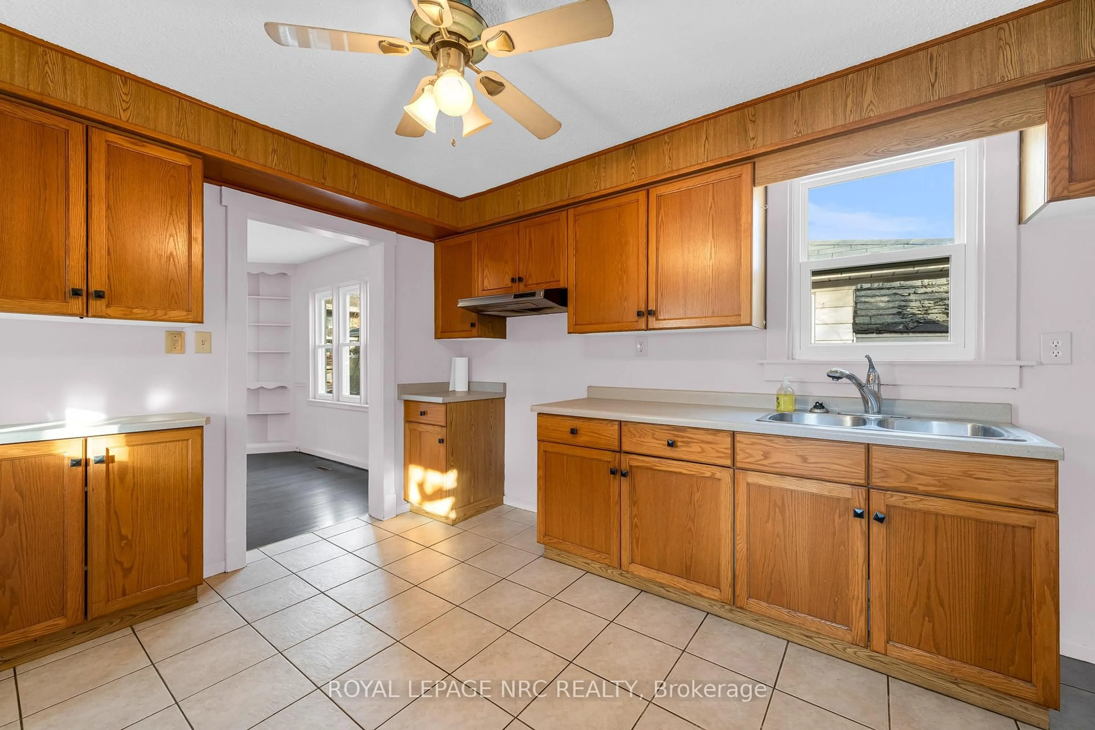 Standard kitchen, ceramic/tile floor for 36 Elizabeth St, St. Catharines Ontario L2R 2L4