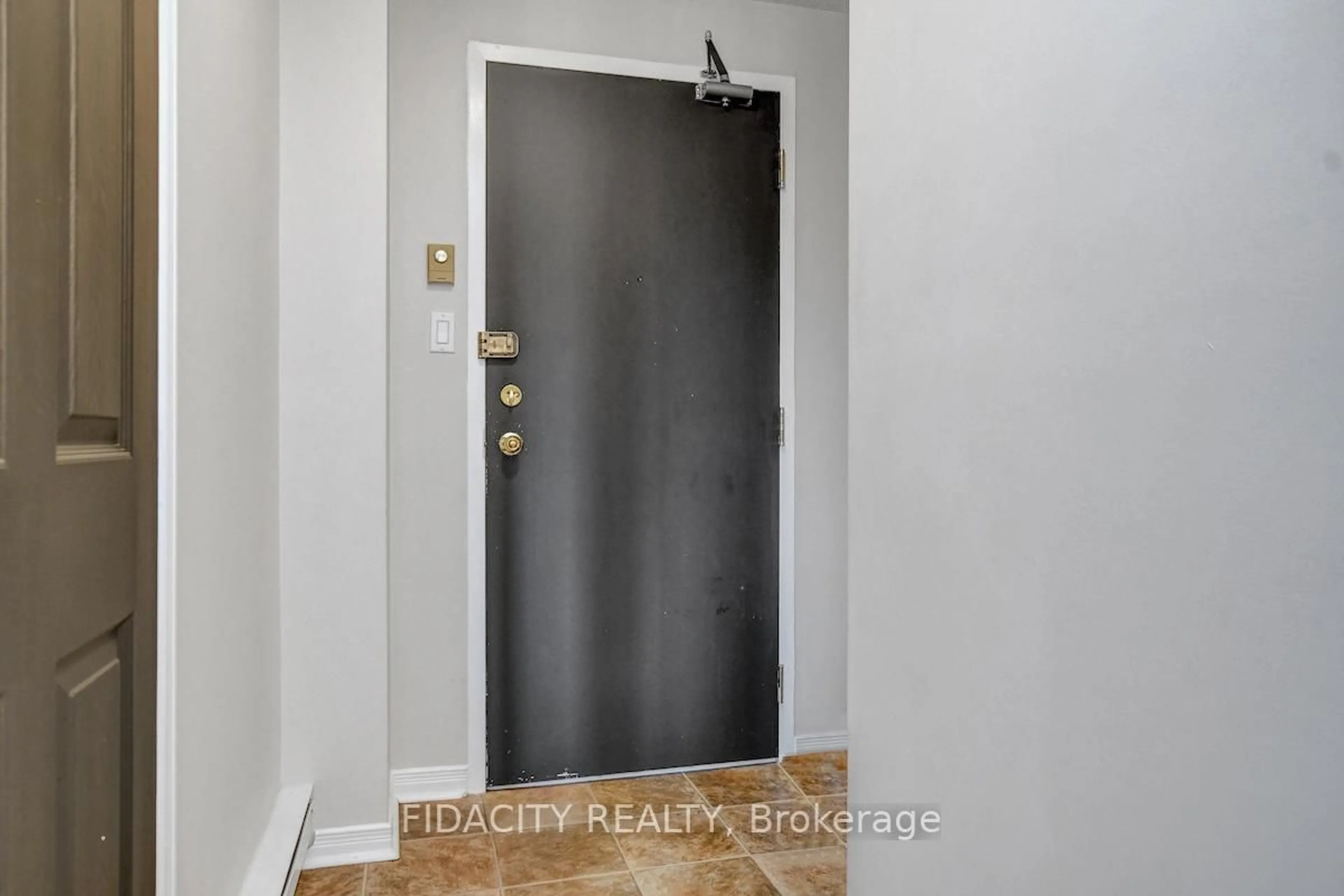 Indoor entryway for 1490 Heron Rd #309, Ottawa Ontario K1V 6A5