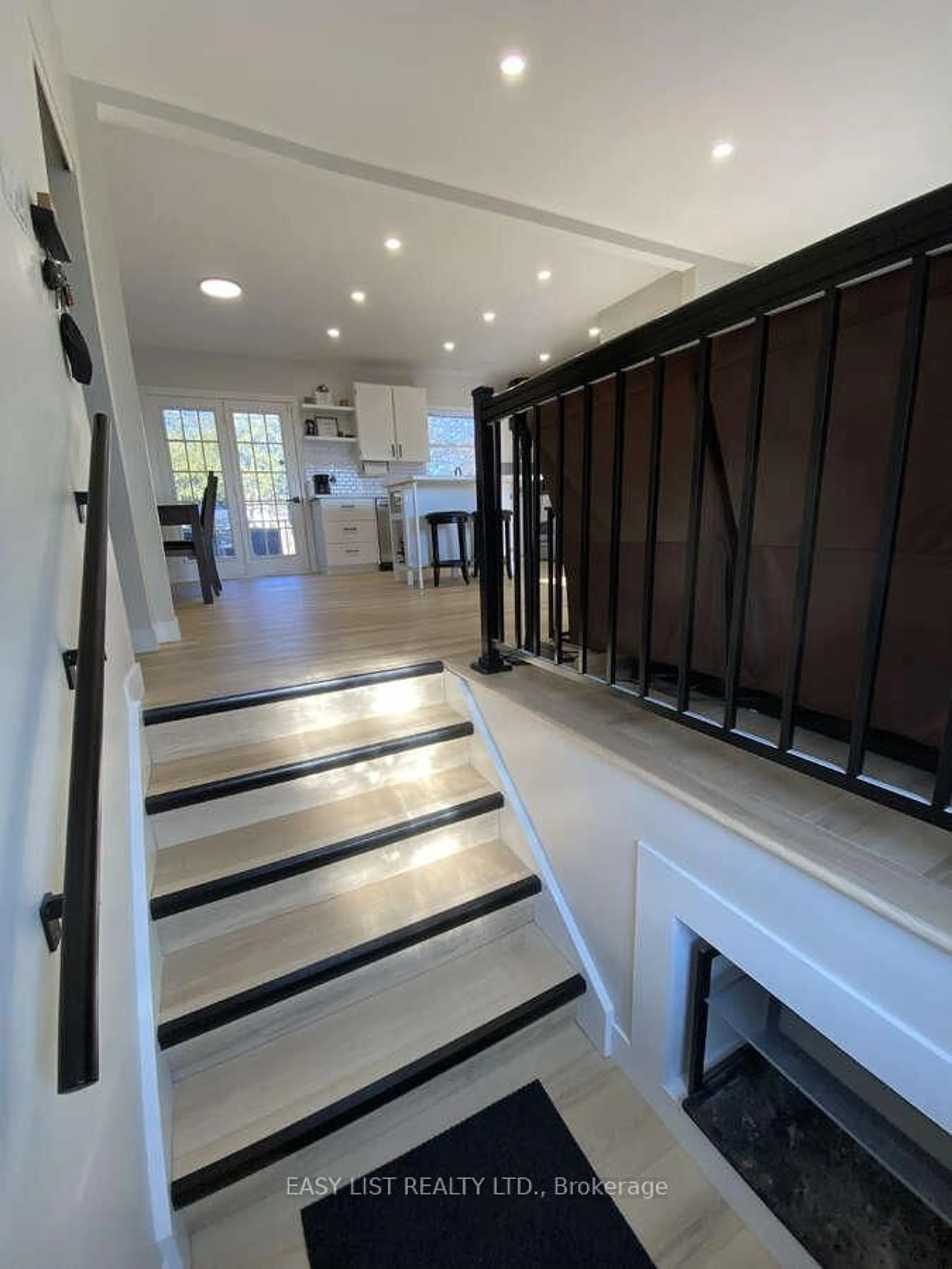 Indoor foyer for 1188 Portland St, London East Ontario N5V 2L3