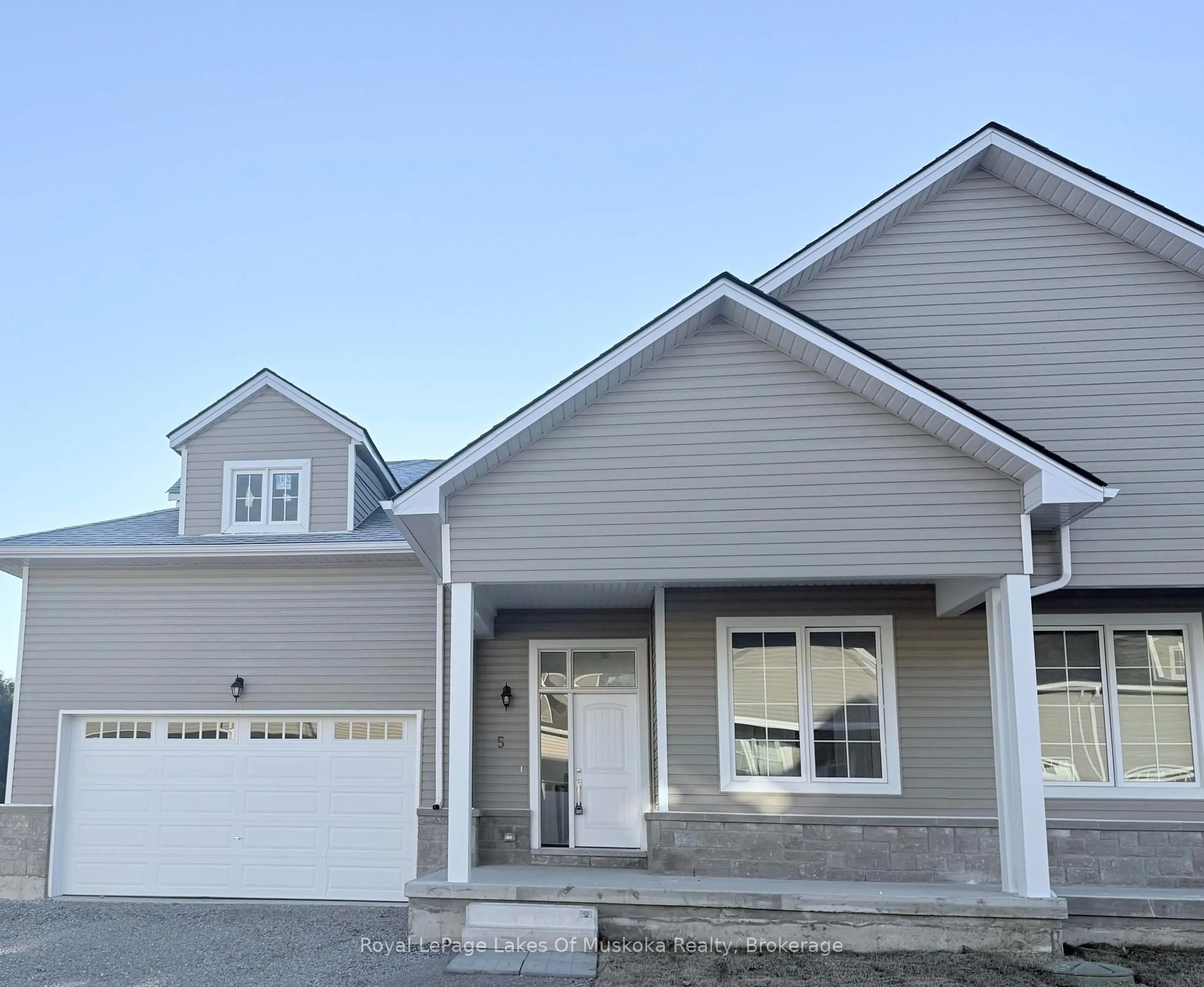 Home with vinyl exterior material, street for 5 Turnberry Crt, Bracebridge Ontario P1L 0N5