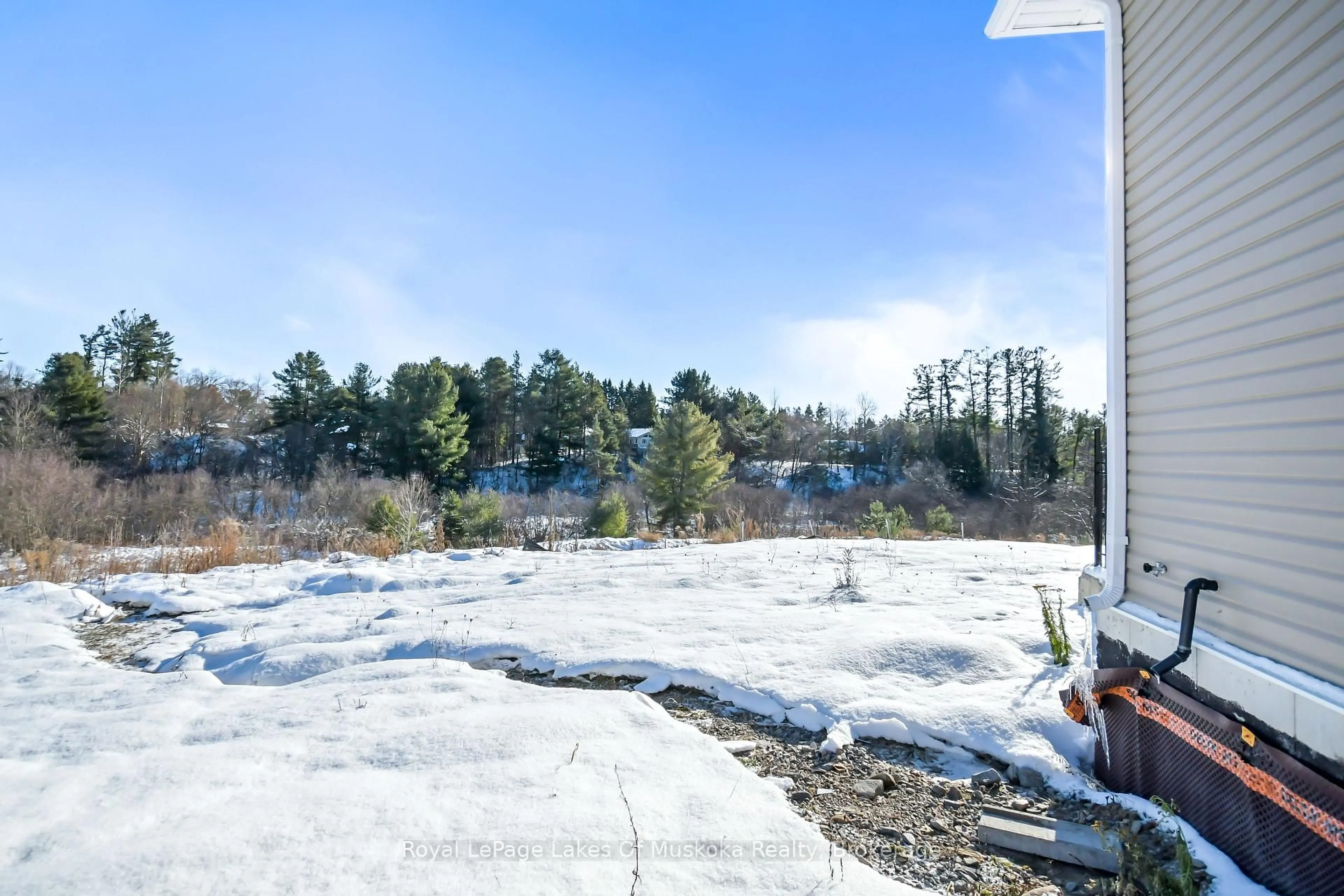 A pic from outside/outdoor area/front of a property/back of a property/a pic from drone, water/lake/river/ocean view for 5 Turnberry Crt, Bracebridge Ontario P1L 0N5