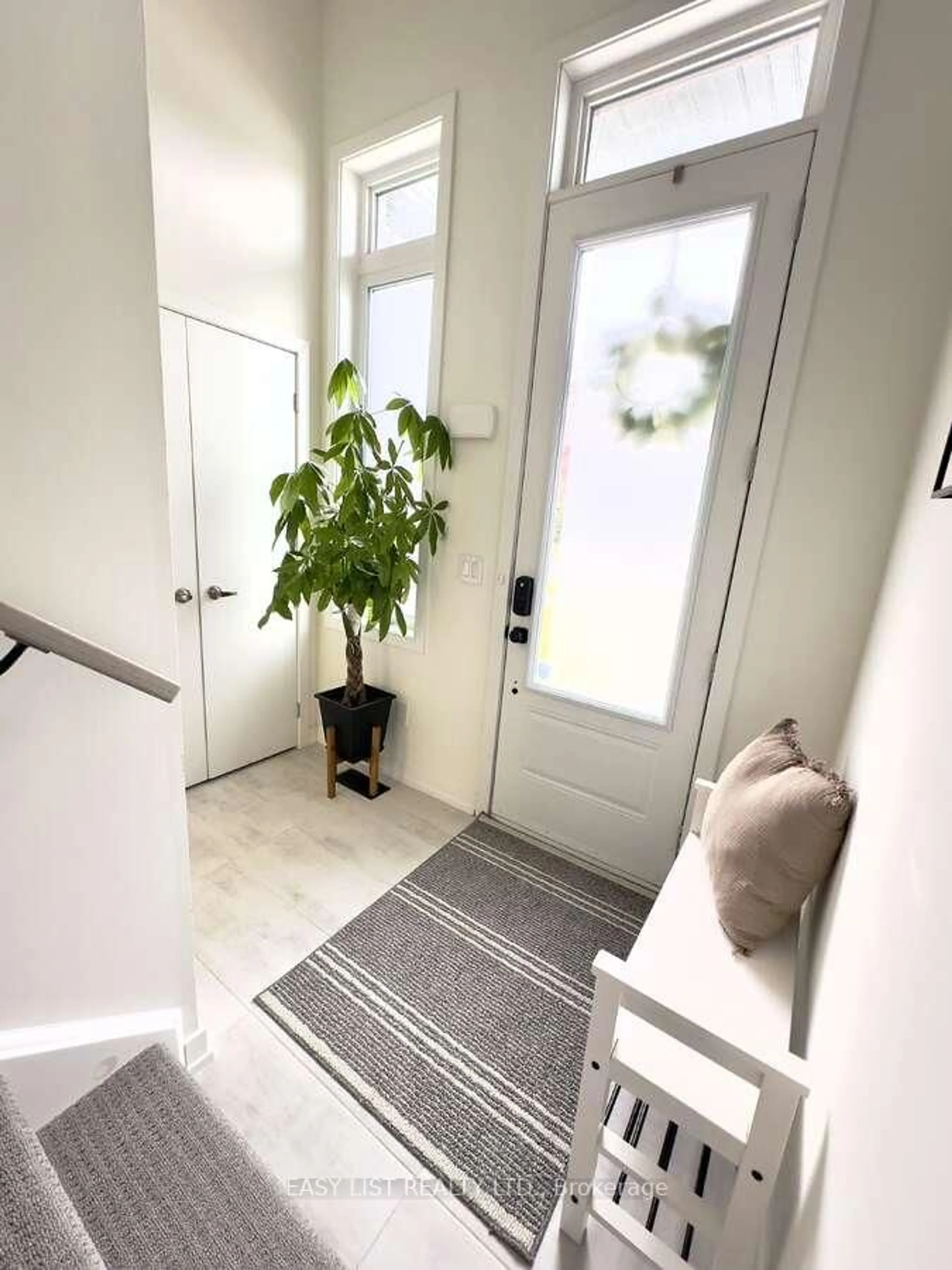 Indoor entryway for 160 Densmore Rd #5, Cobourg Ontario K9A 0X8